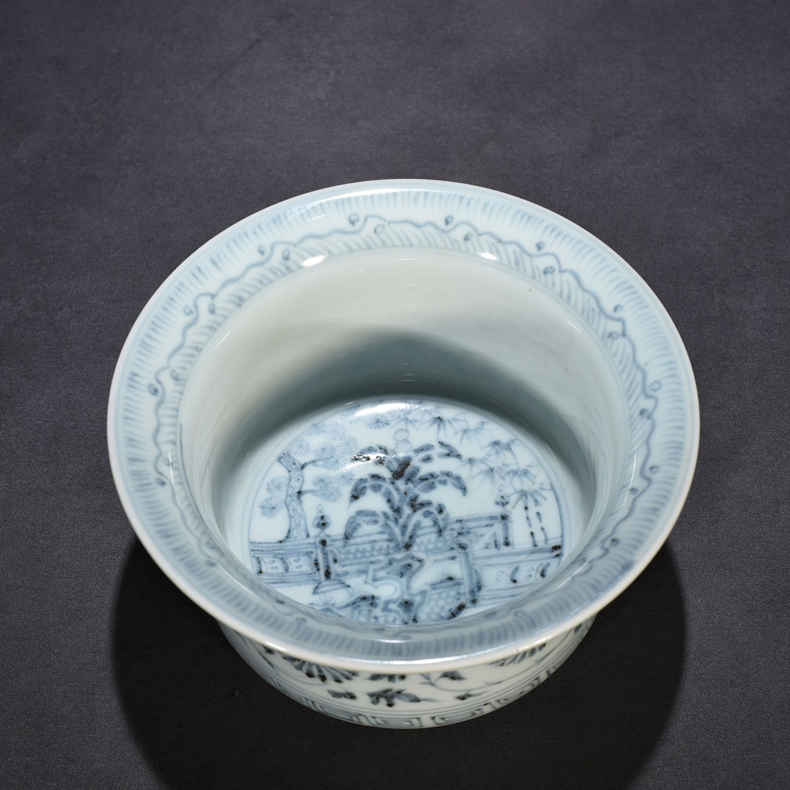 Ming Dynasty Hongwu blue and white courtyard banana leaf folded edge wash