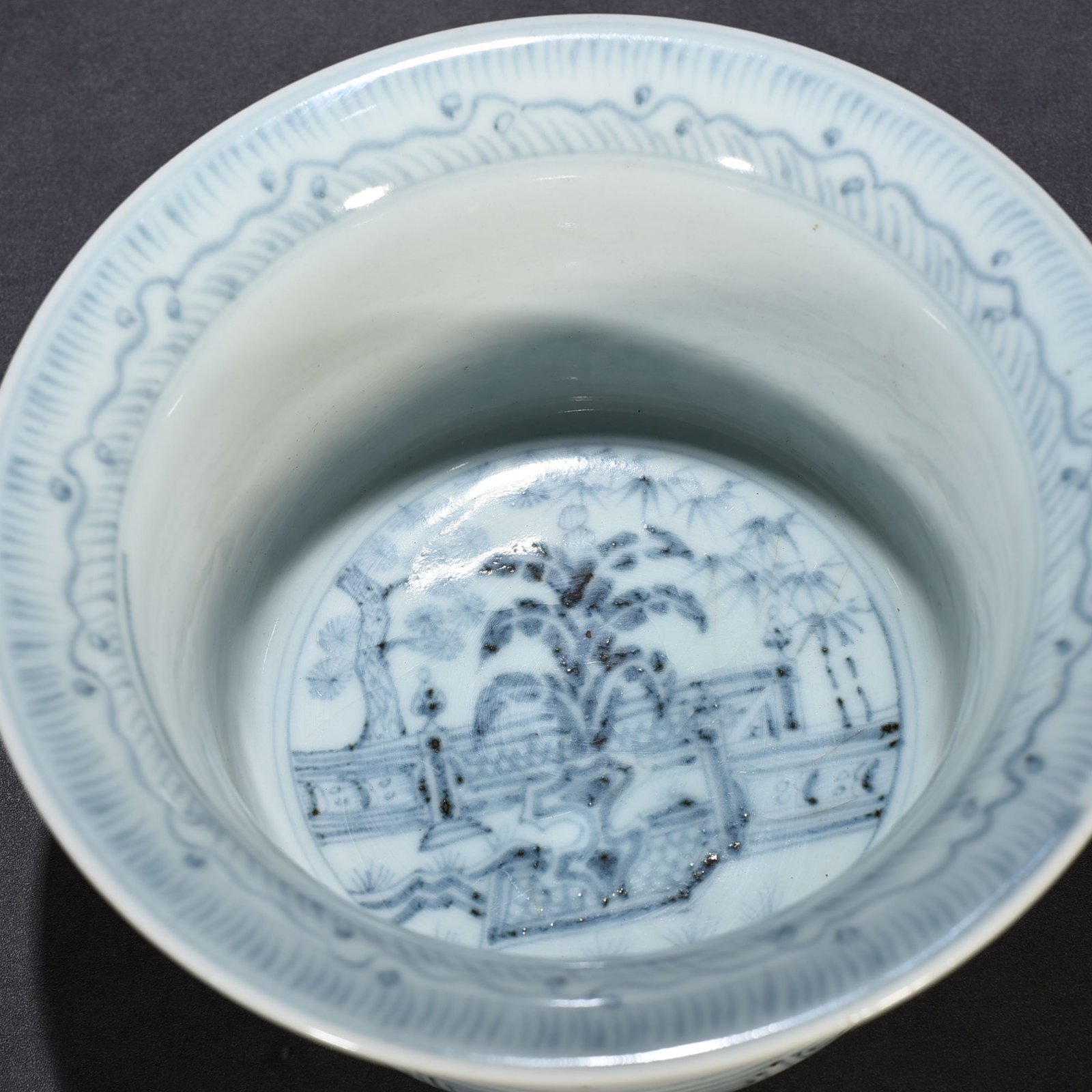 Ming Dynasty Hongwu blue and white courtyard banana leaf folded edge wash
