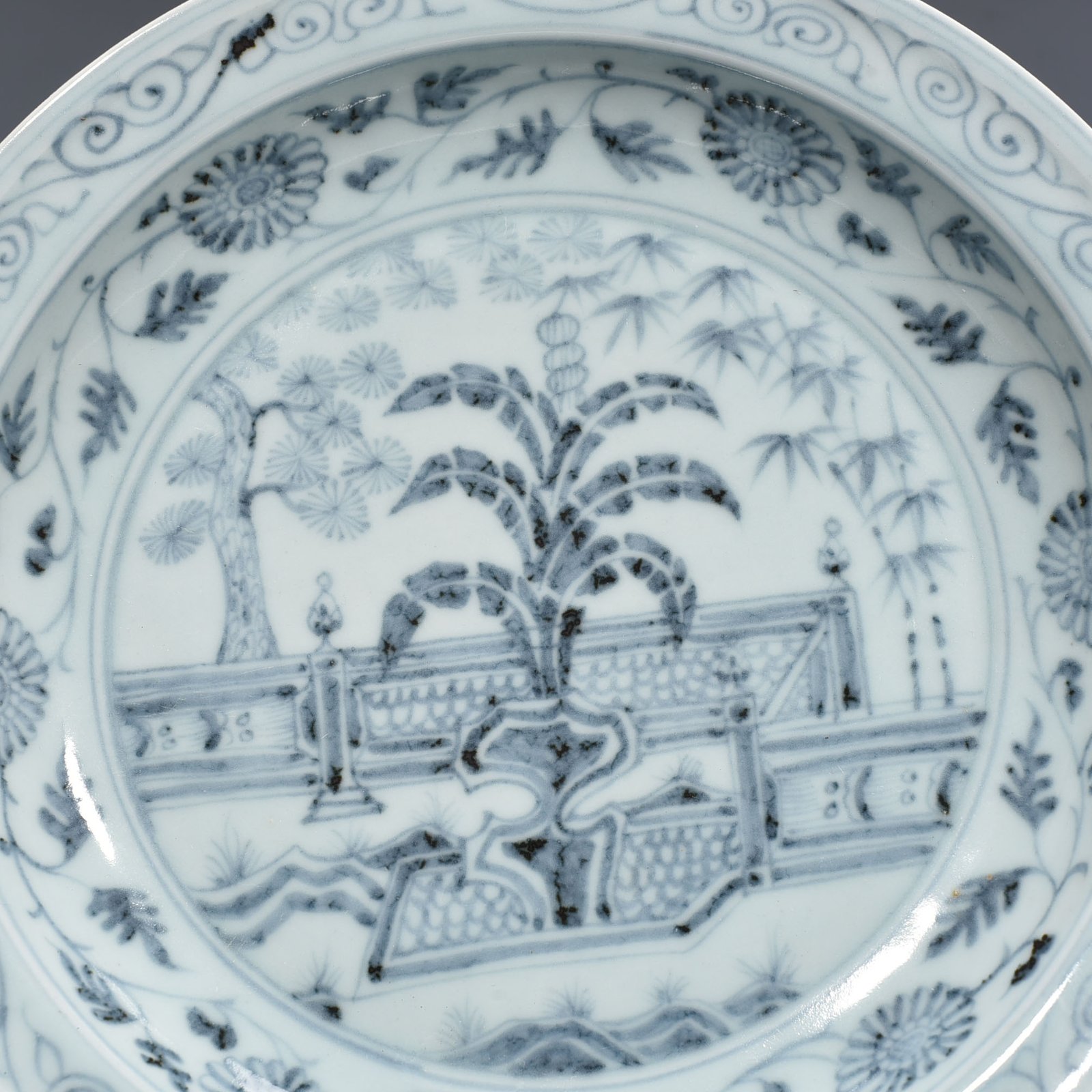 Ming Dynasty Hongwu blue and white courtyard banana leaf folded edge plate