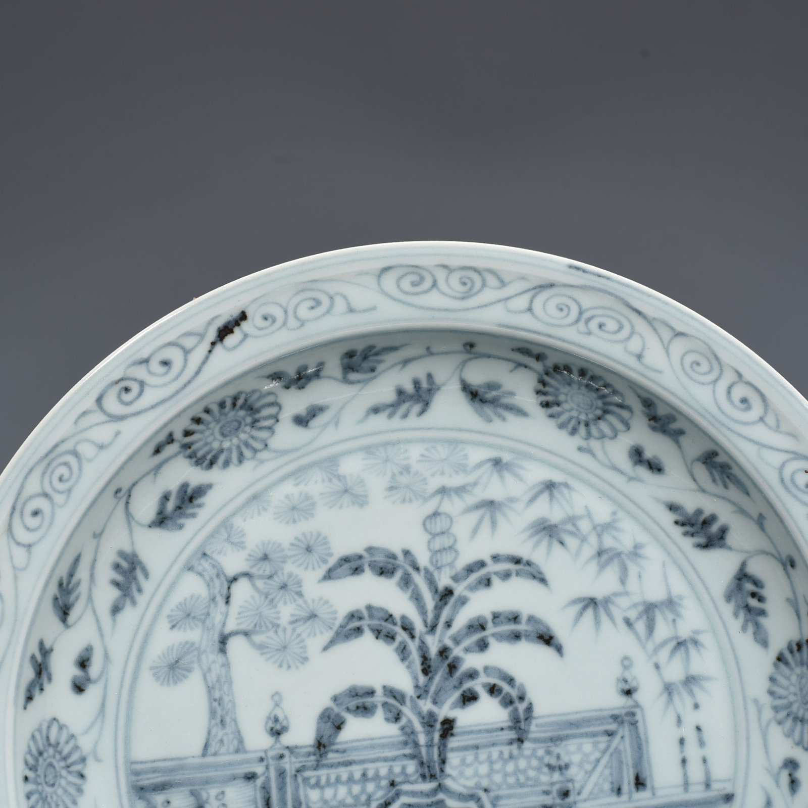 Ming Dynasty Hongwu blue and white courtyard banana leaf folded edge plate
