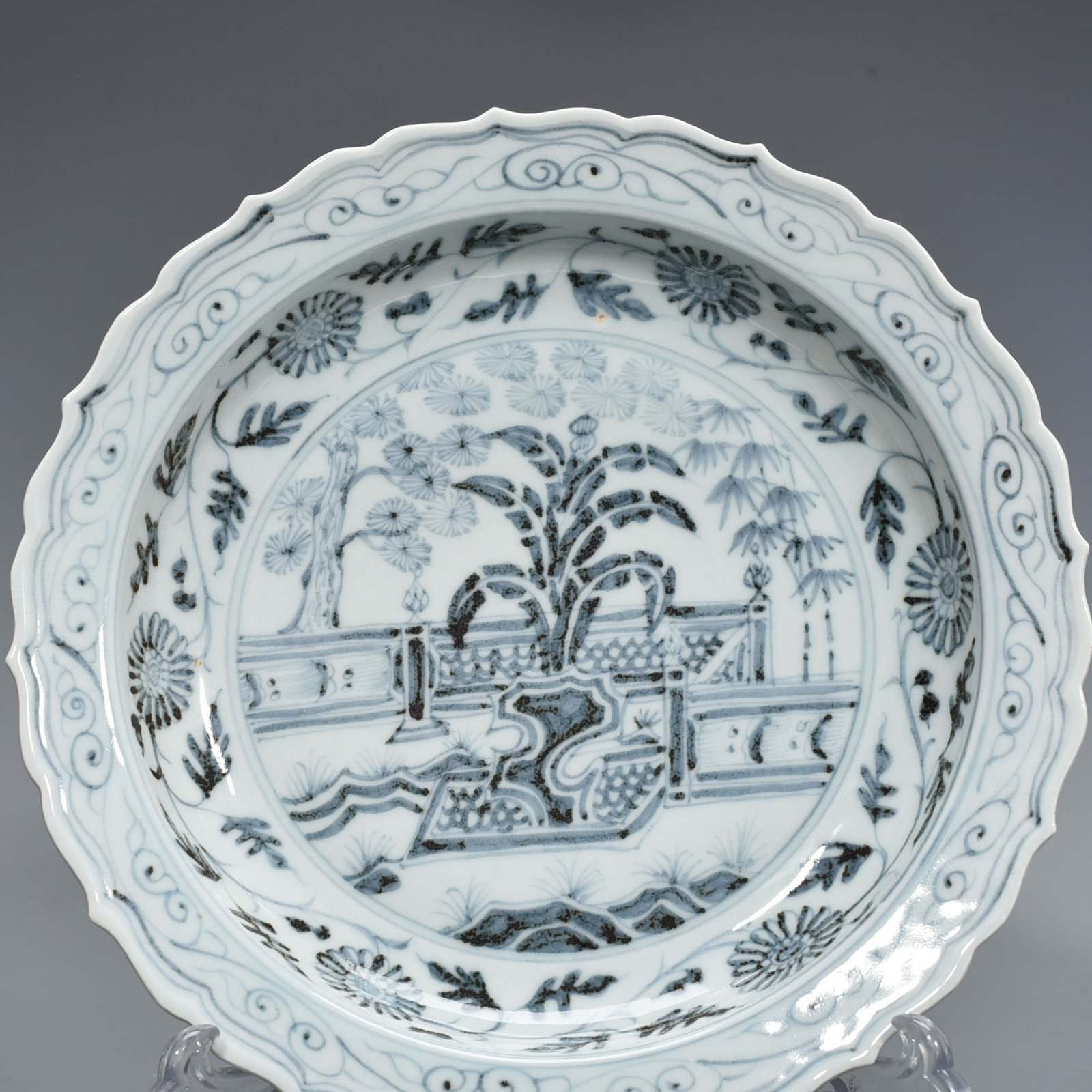 Ming Dynasty Hongwu blue and white courtyard banana leaf rhombus edge folding plate