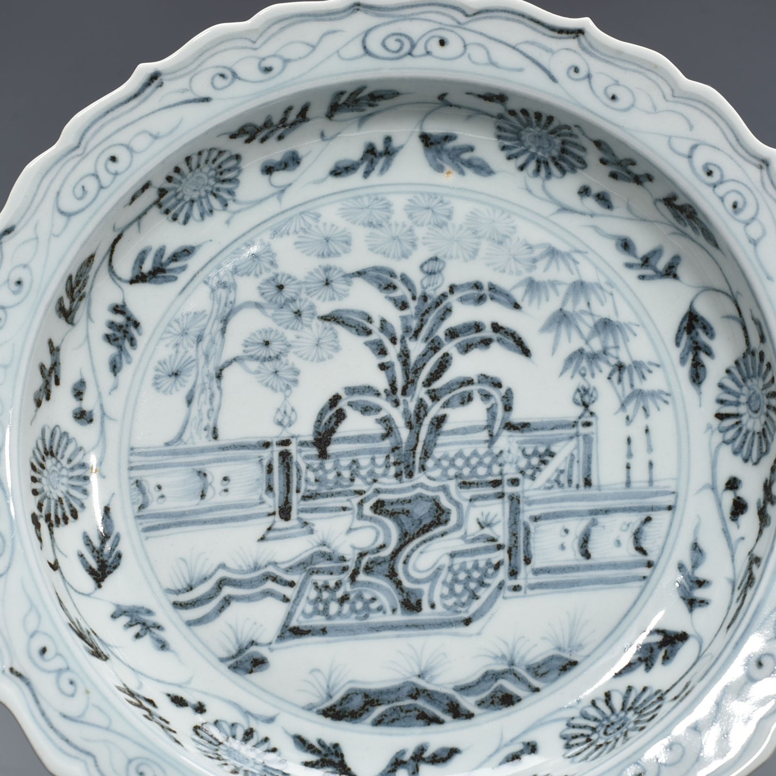 Ming Dynasty Hongwu blue and white courtyard banana leaf rhombus edge folding plate
