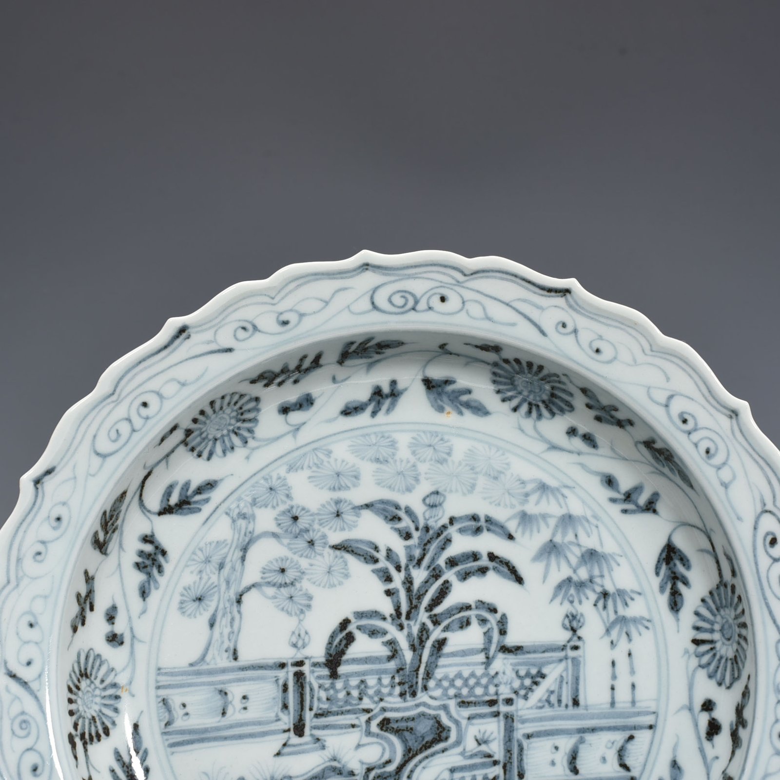 Ming Dynasty Hongwu blue and white courtyard banana leaf rhombus edge folding plate