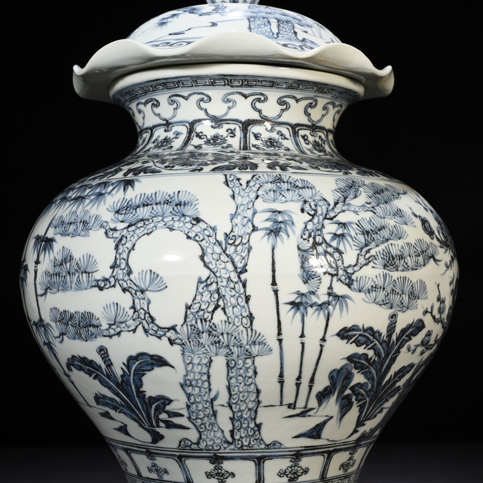 Ming Dynasty Hongwu blue and white pine bamboo and plum lotus leaf lid jar