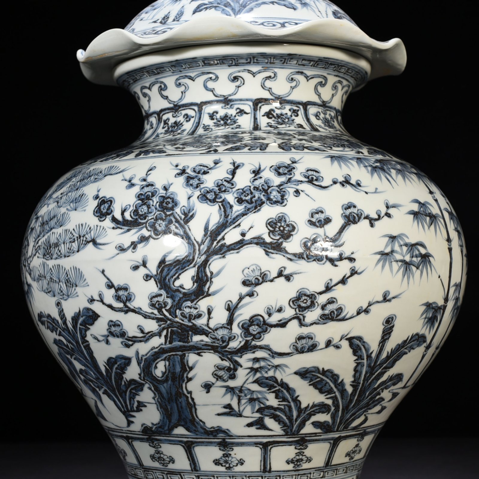 Ming Dynasty Hongwu blue and white pine bamboo and plum lotus leaf lid jar