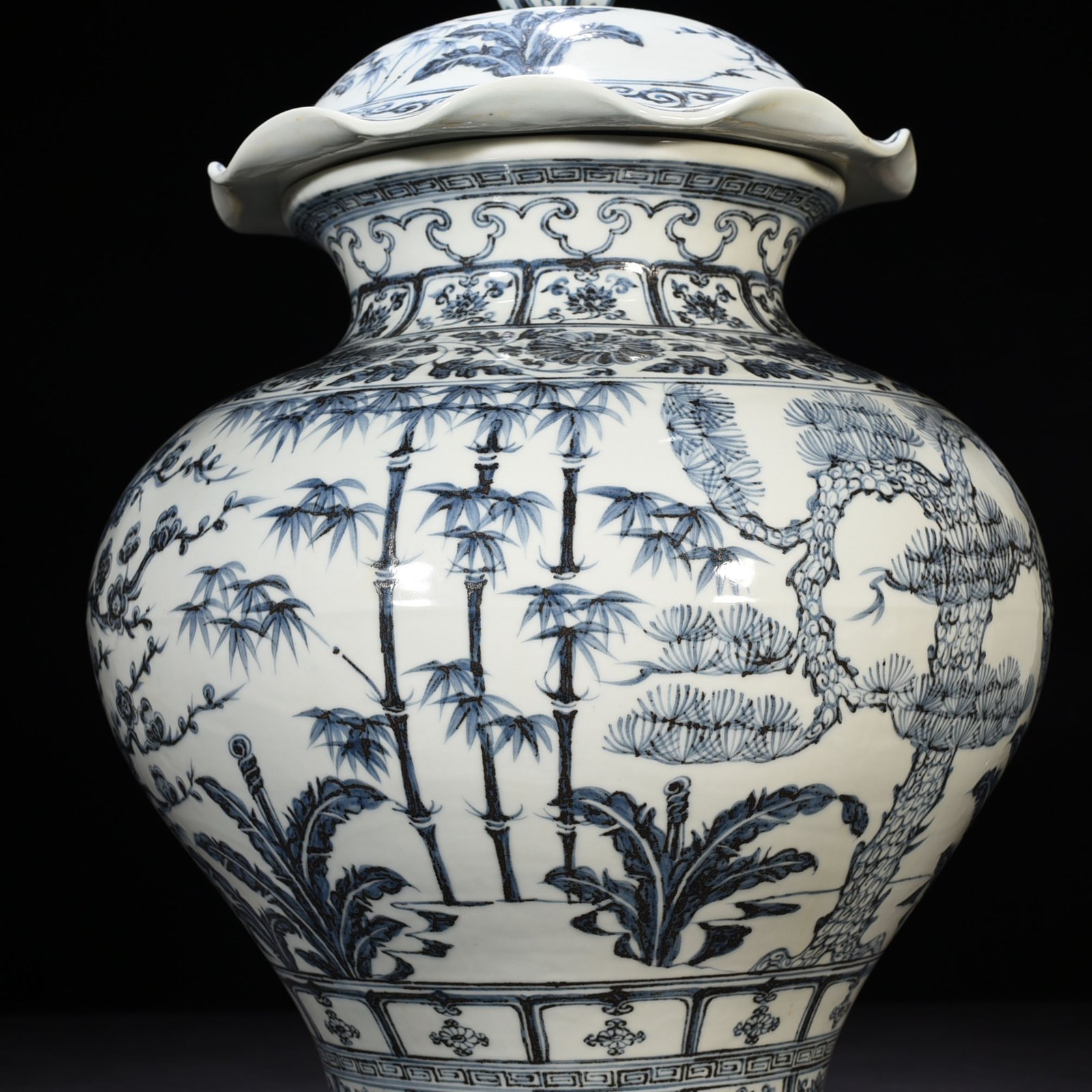 Ming Dynasty Hongwu blue and white pine bamboo and plum lotus leaf lid jar