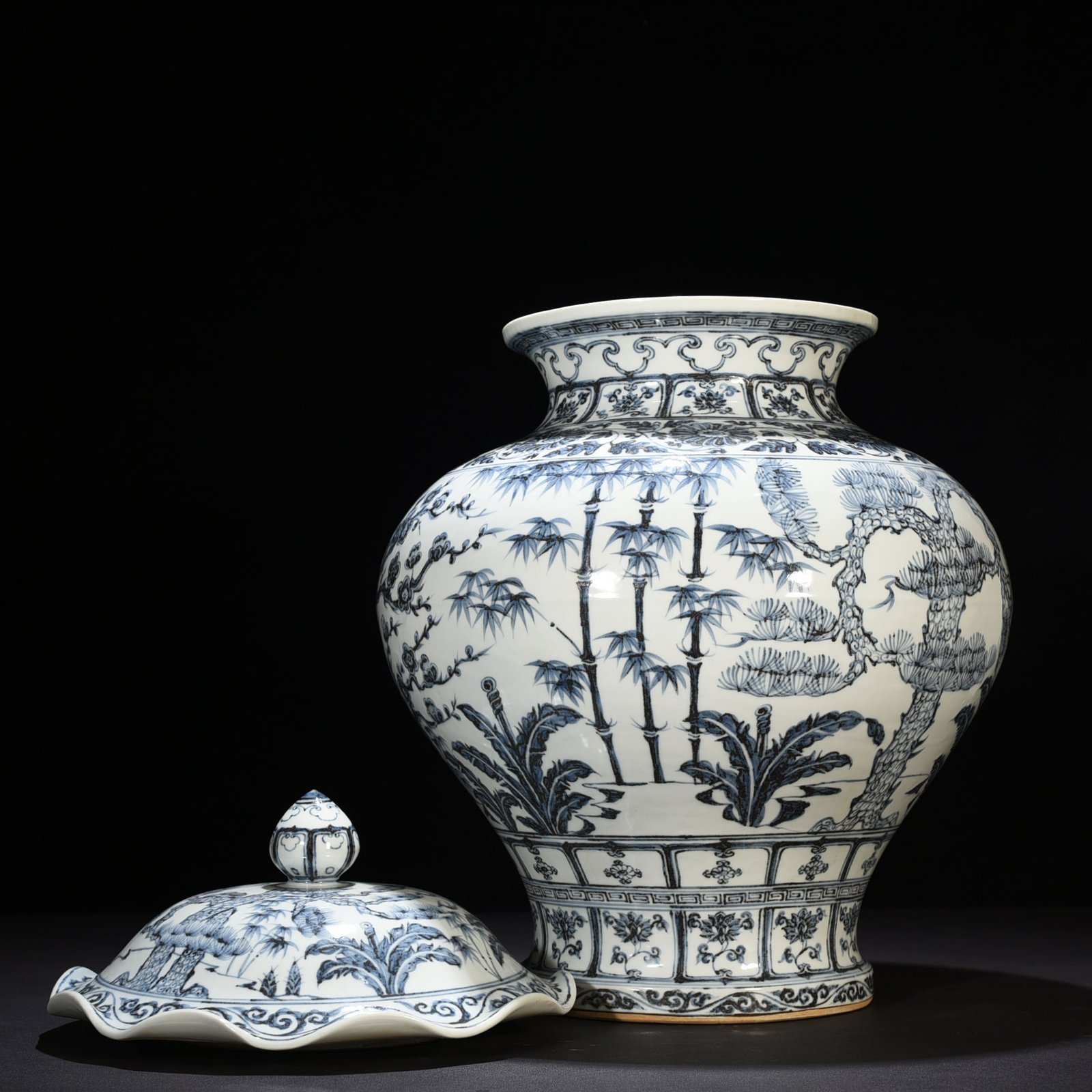 Ming Dynasty Hongwu blue and white pine bamboo and plum lotus leaf lid jar