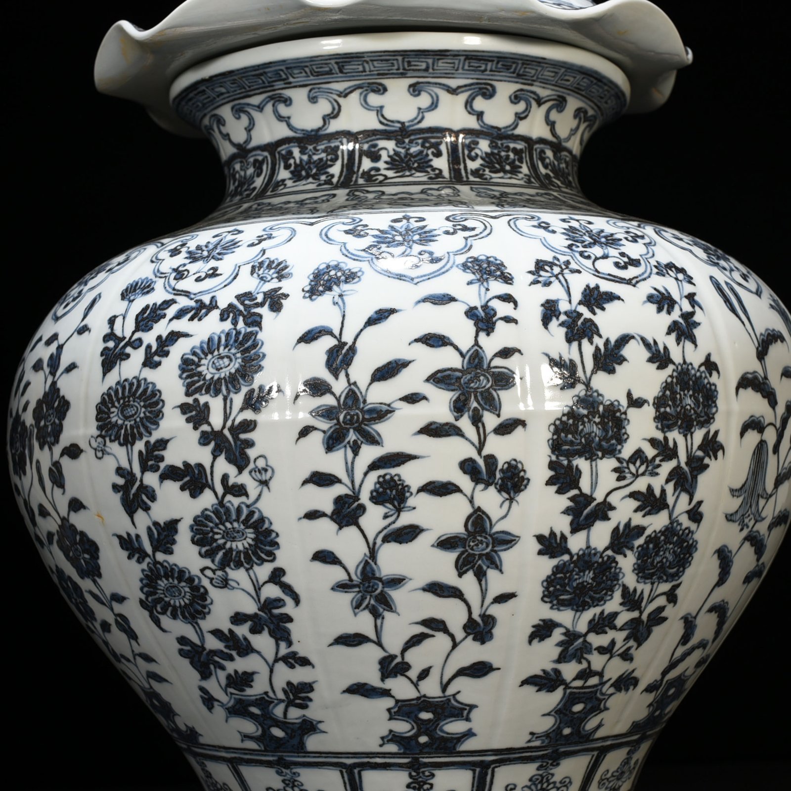 Ming Dynasty Hongwu blue and white melon fluted flower lotus leaf lid jar