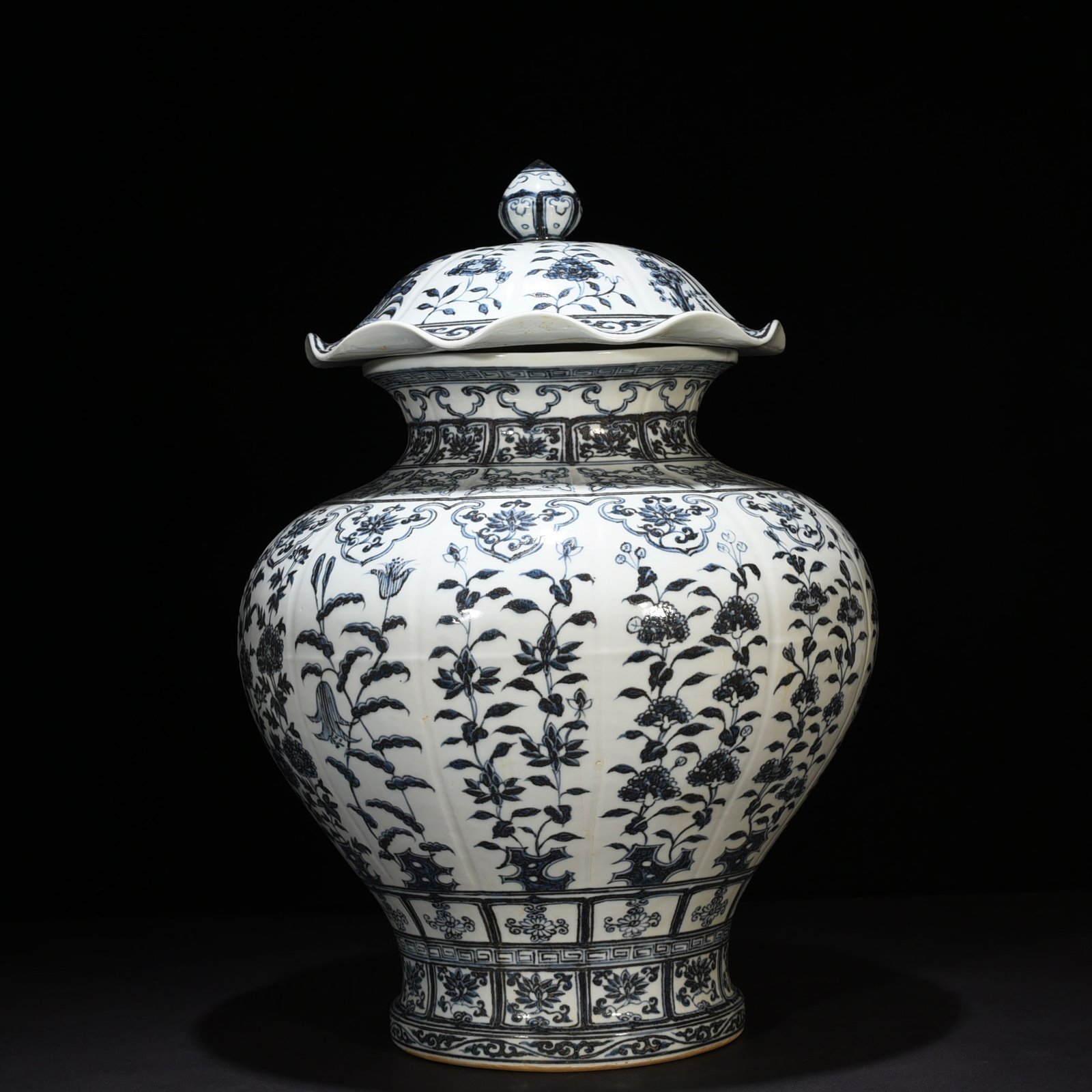 Ming Dynasty Hongwu blue and white melon fluted flower lotus leaf lid jar