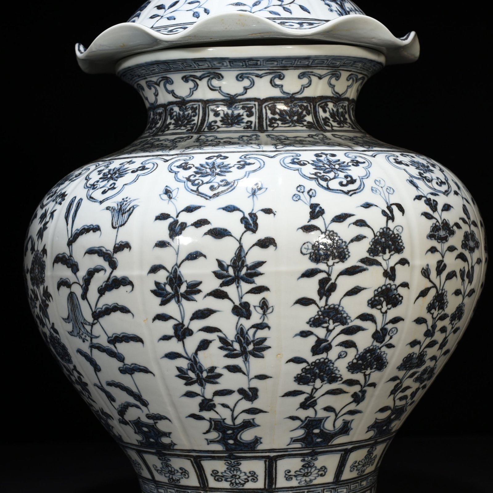 Ming Dynasty Hongwu blue and white melon fluted flower lotus leaf lid jar
