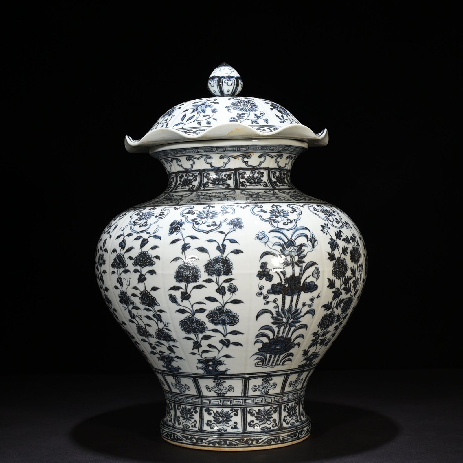 Ming Dynasty Hongwu blue and white melon fluted flower lotus leaf lid jar