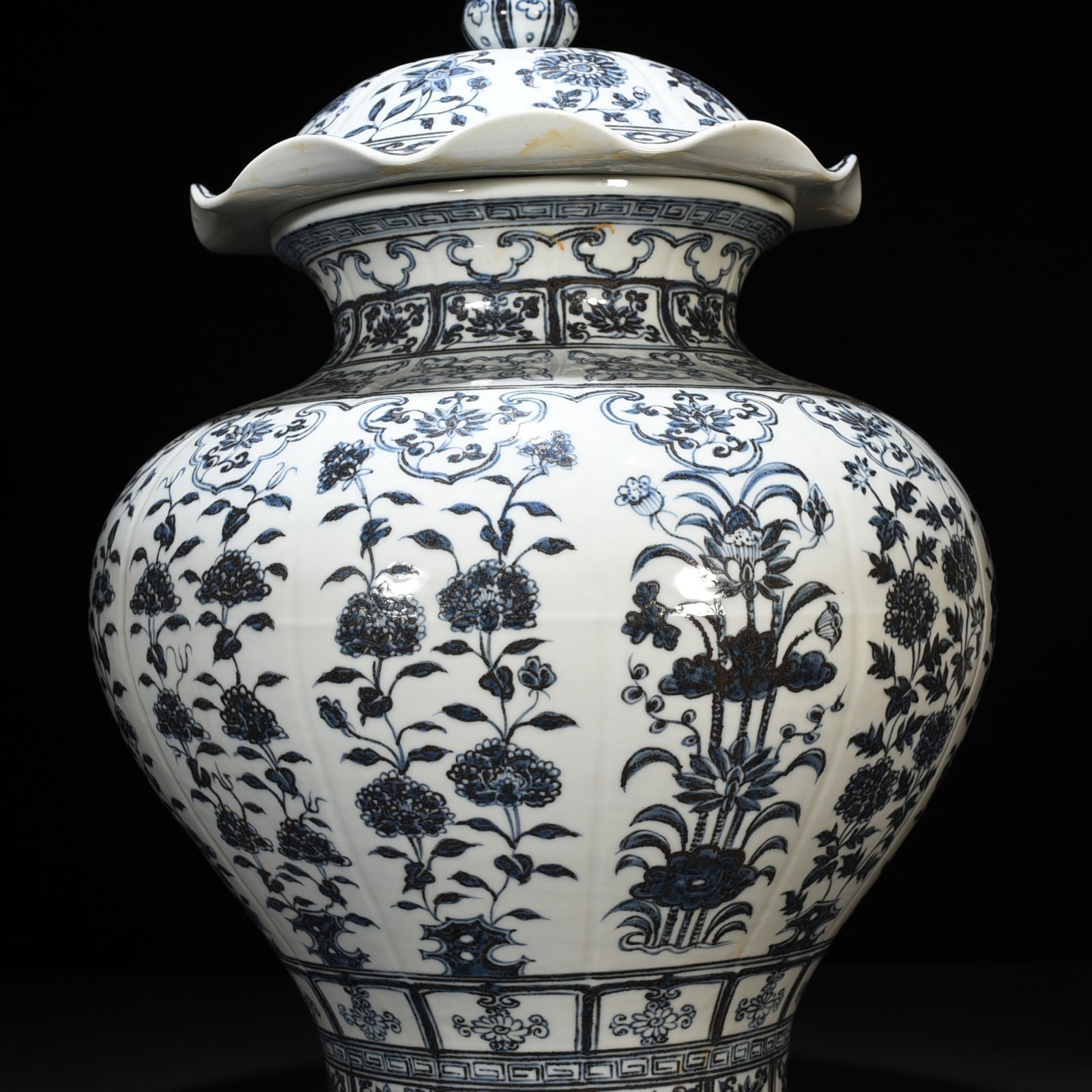 Ming Dynasty Hongwu blue and white melon fluted flower lotus leaf lid jar