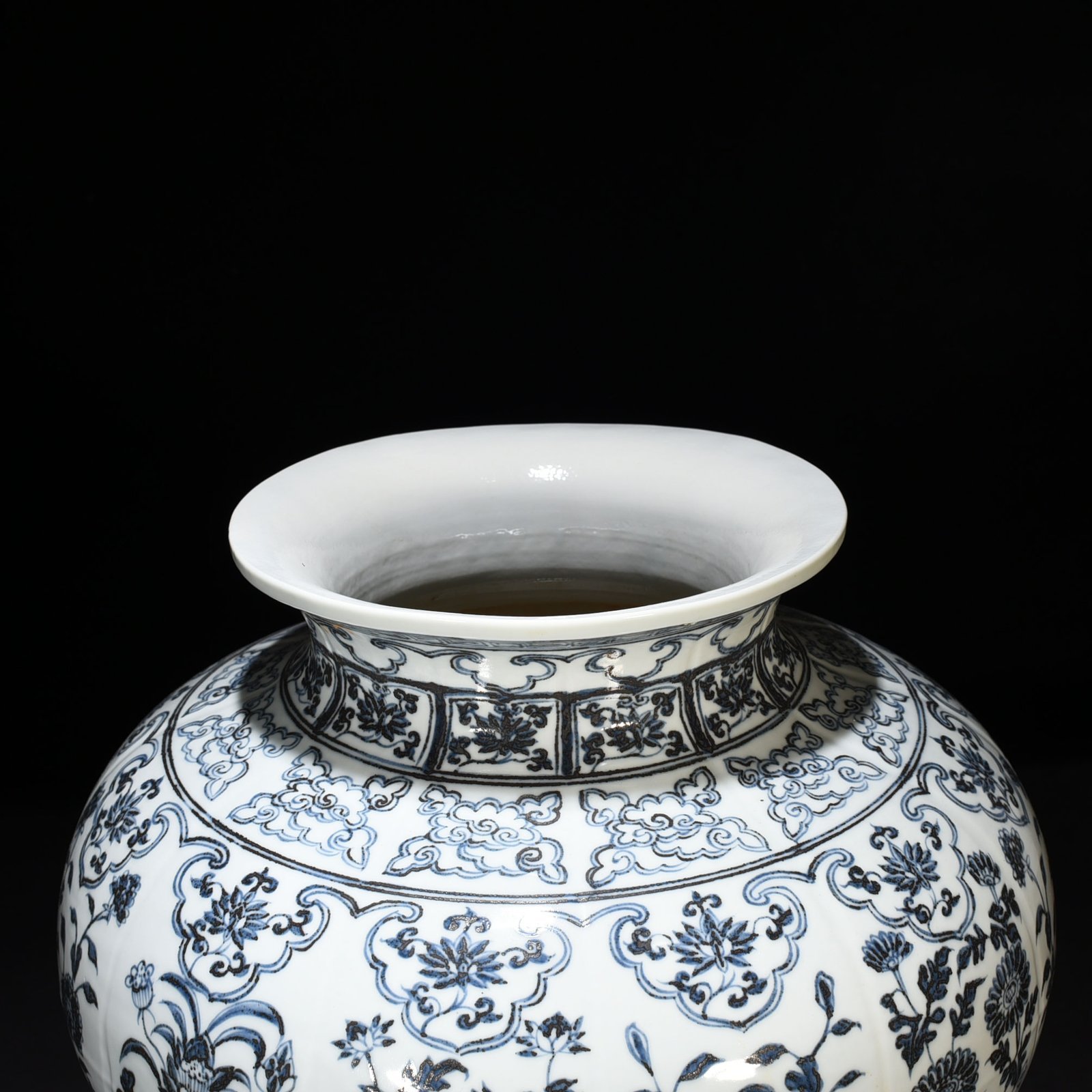 Ming Dynasty Hongwu blue and white melon fluted flower lotus leaf lid jar