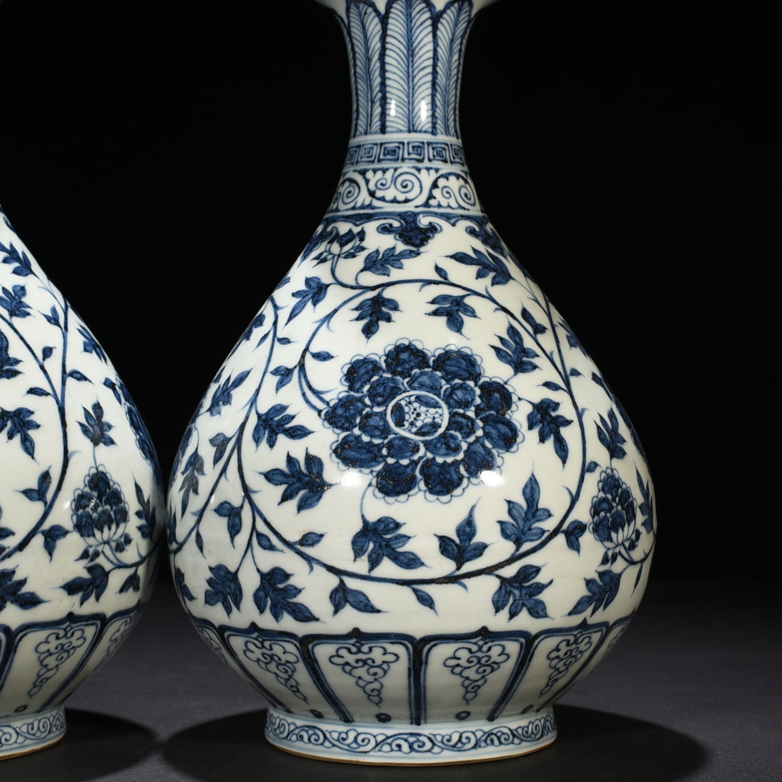 Ming Dynasty Hongwu blue and white jade pot with peony and spring vase