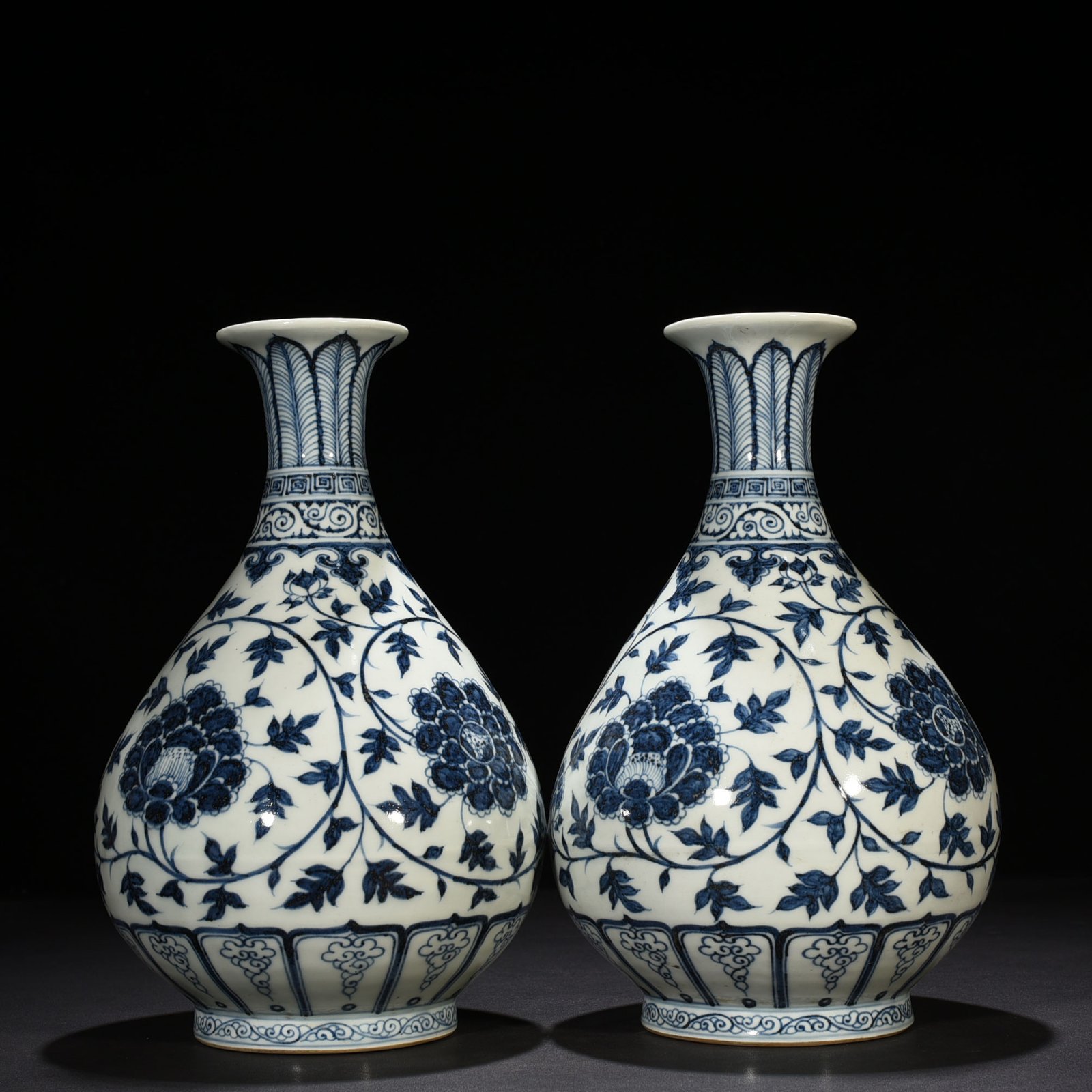 Ming Dynasty Hongwu blue and white jade pot with peony and spring vase