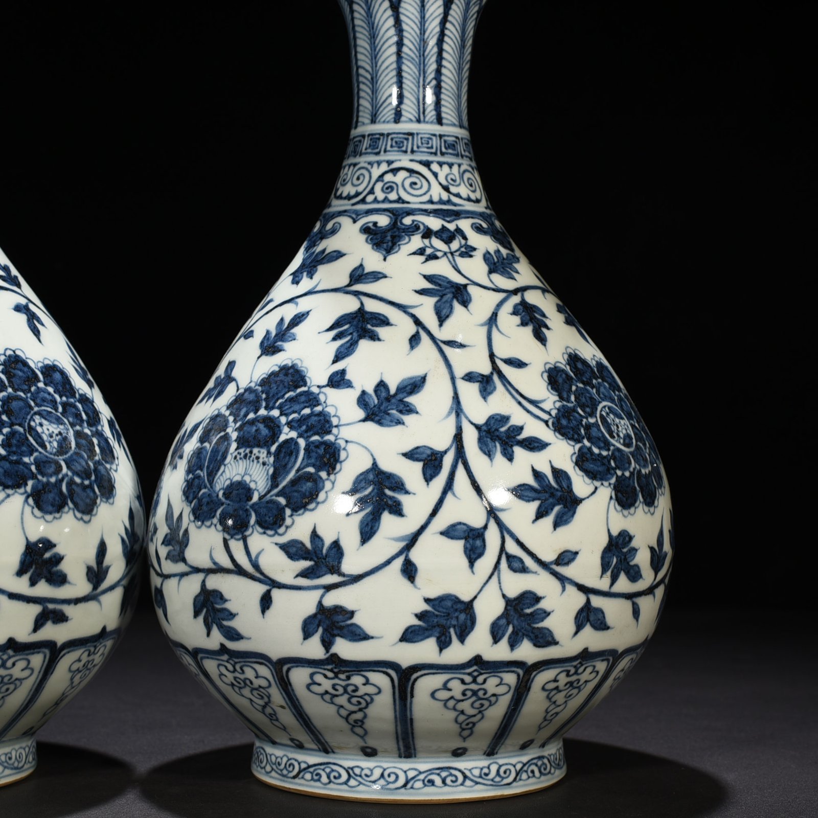 Ming Dynasty Hongwu blue and white jade pot with peony and spring vase