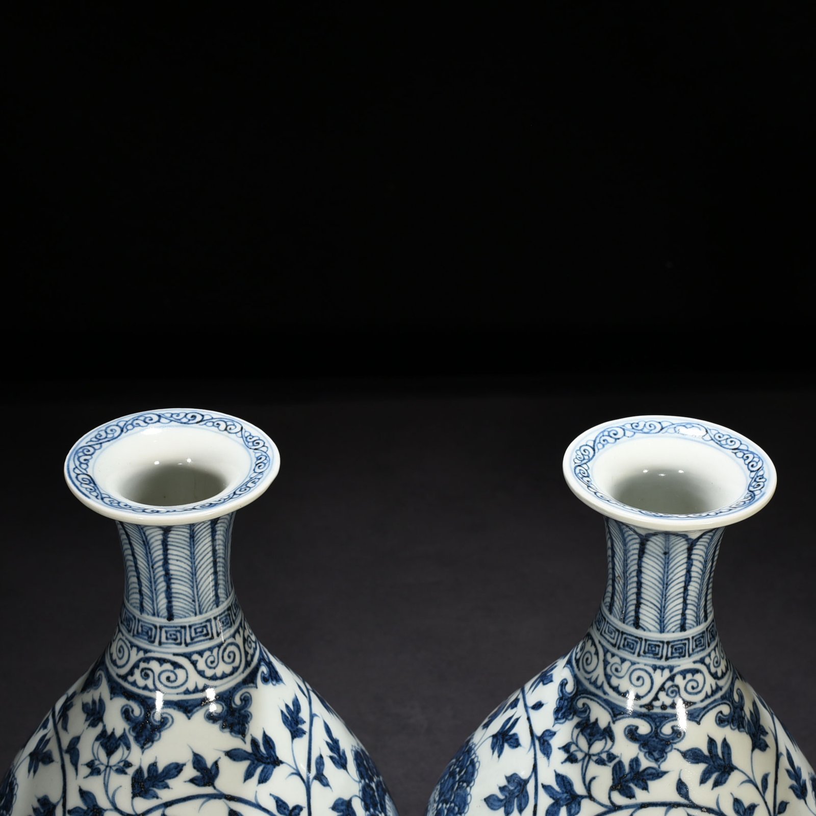 Ming Dynasty Hongwu blue and white jade pot with peony and spring vase