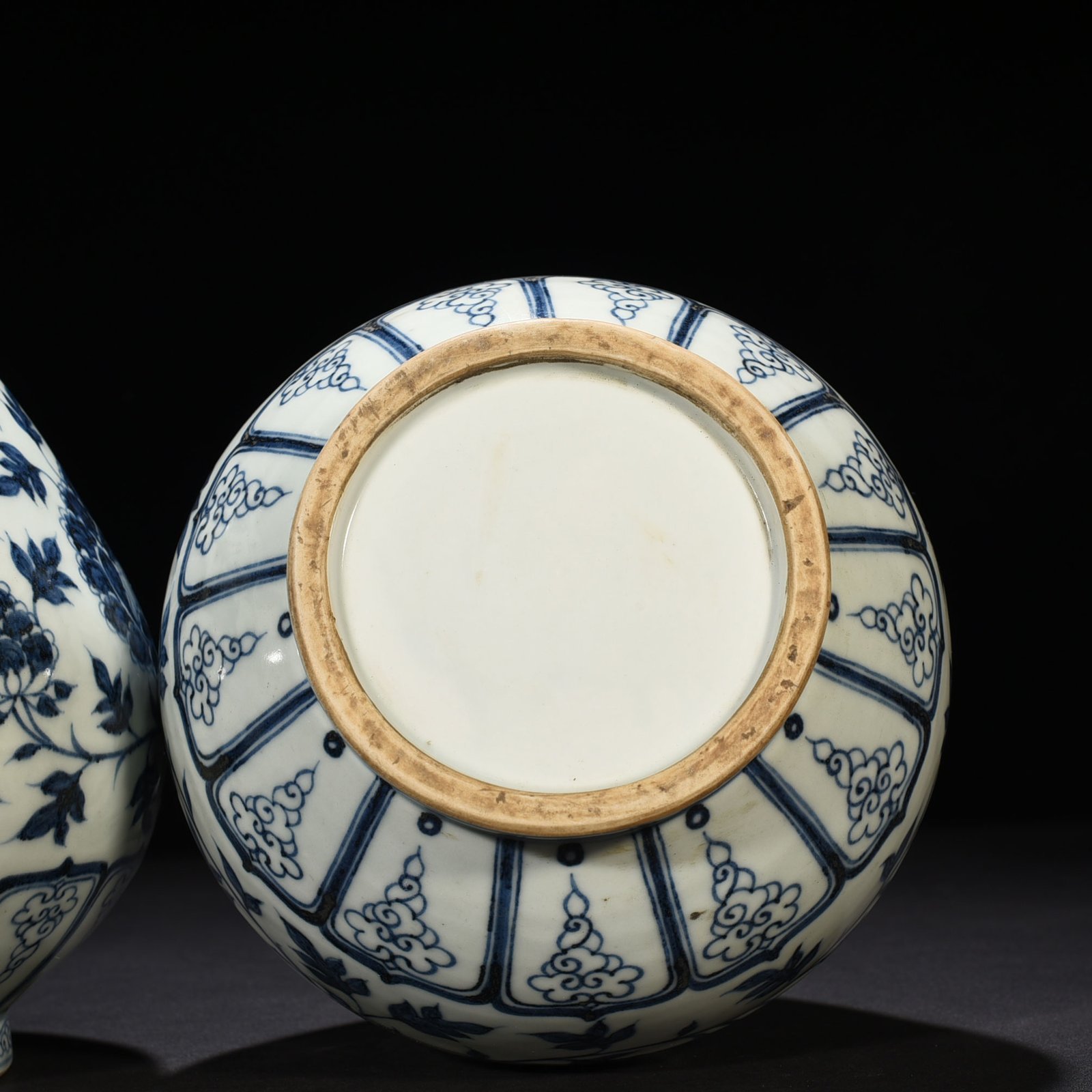 Ming Dynasty Hongwu blue and white jade pot with peony and spring vase