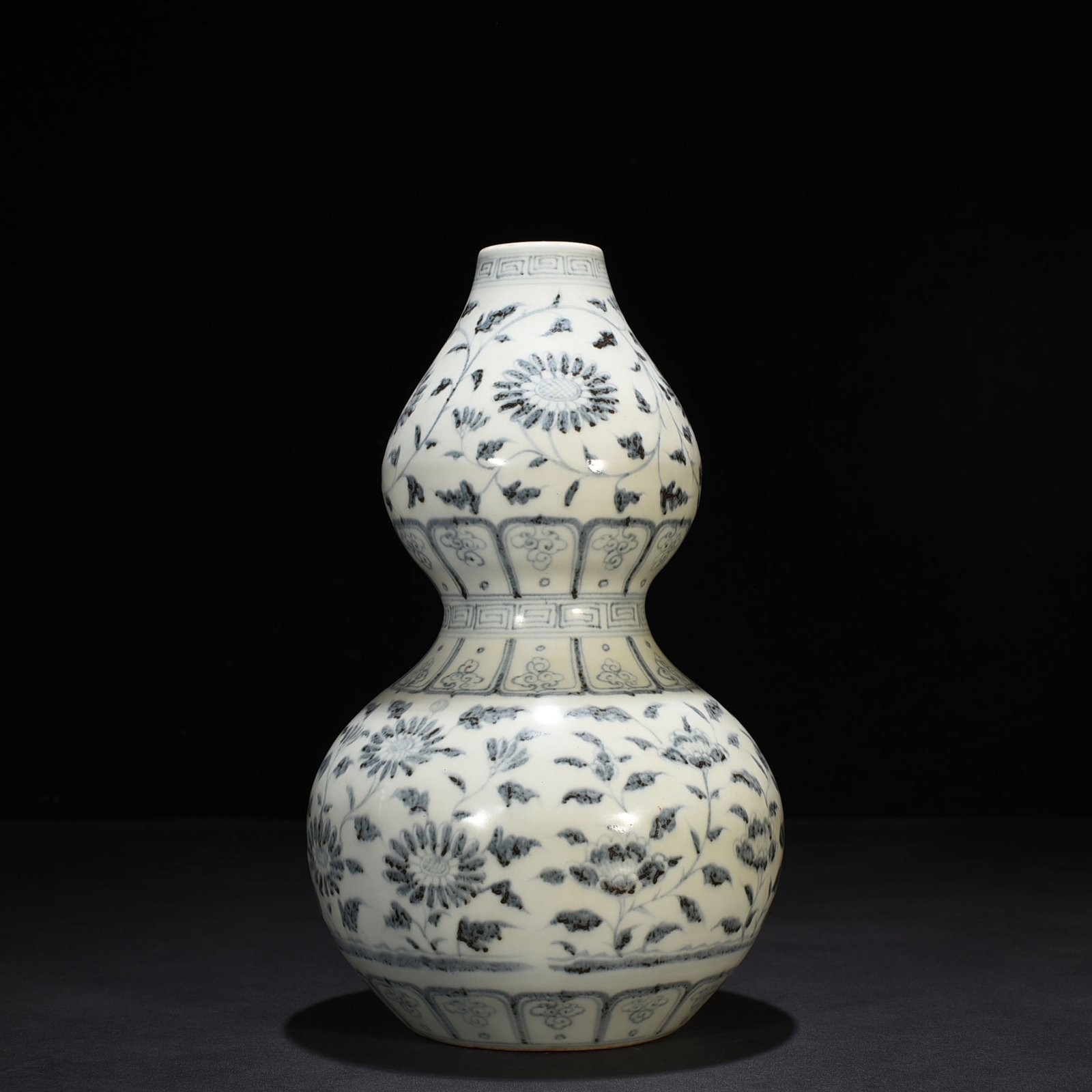 Ming Dynasty Hongwu blue and white gourd vase with intertwining branches and florals