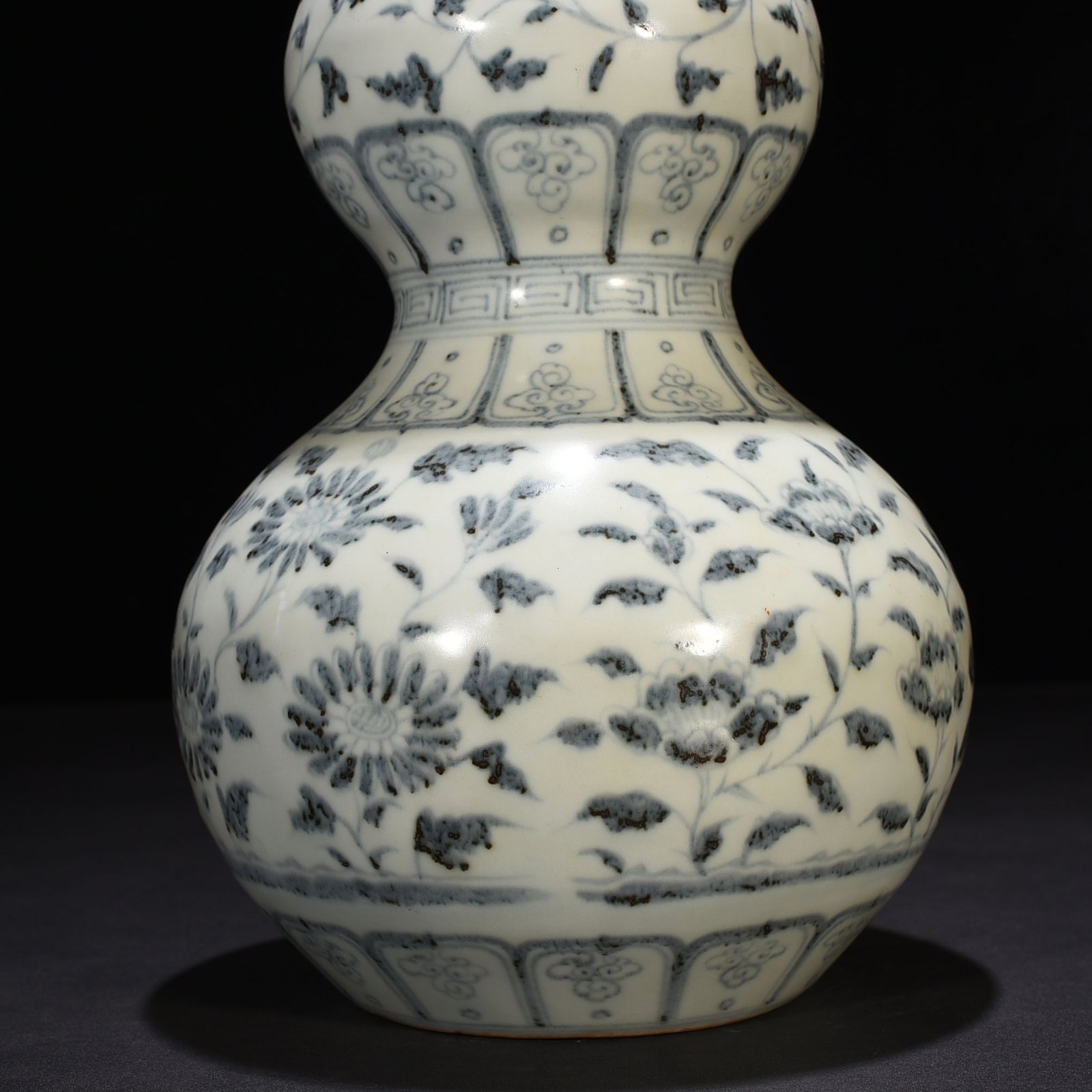 Ming Dynasty Hongwu blue and white gourd vase with intertwining branches and florals