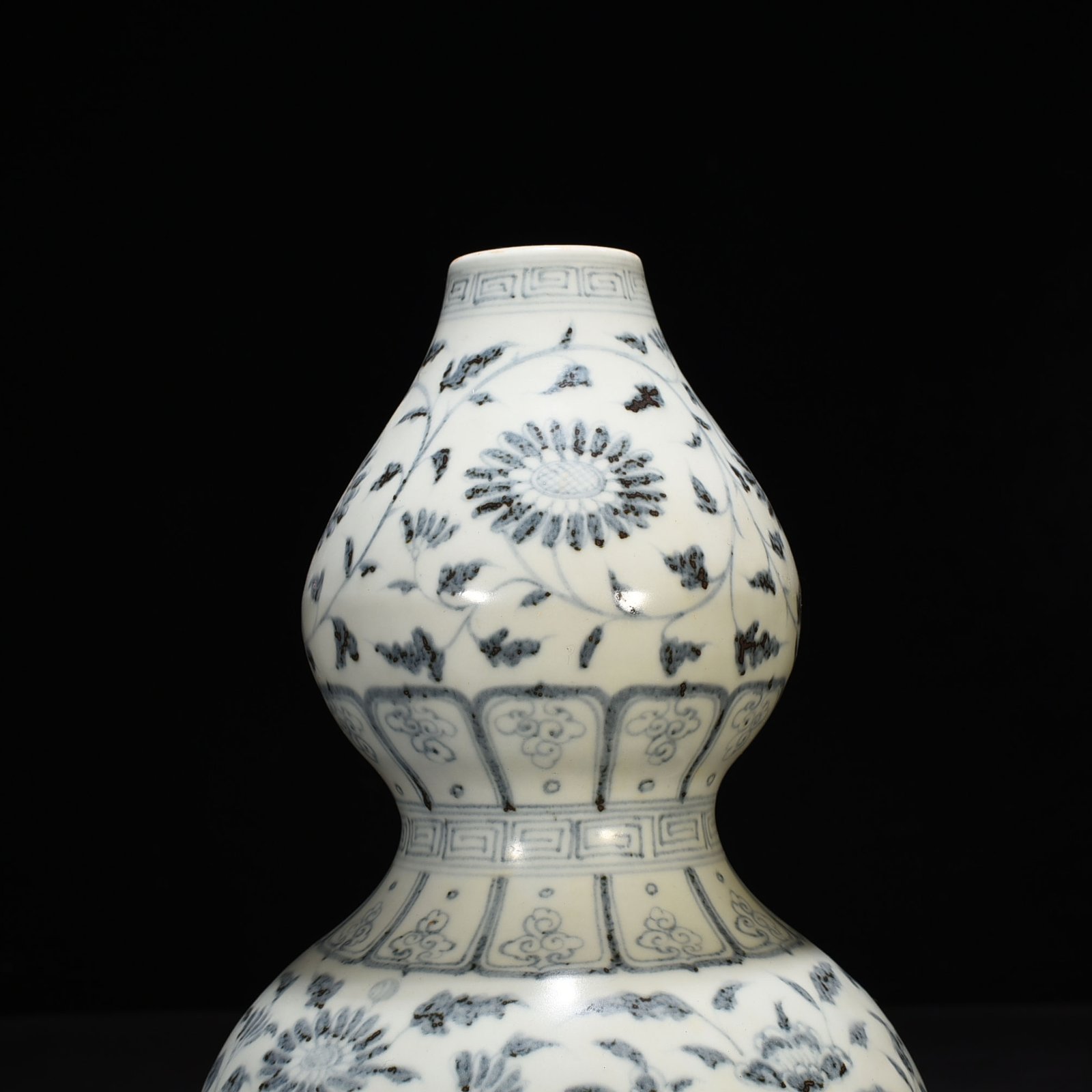 Ming Dynasty Hongwu blue and white gourd vase with intertwining branches and florals
