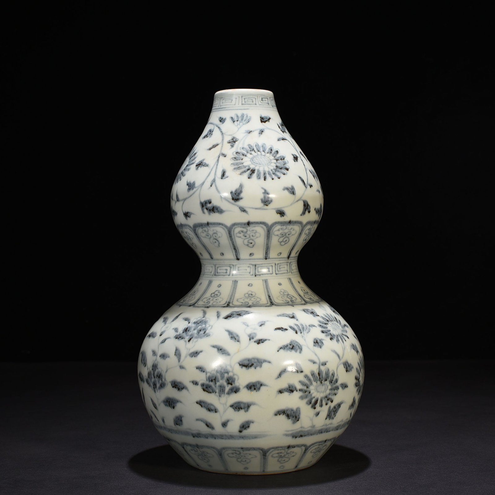Ming Dynasty Hongwu blue and white gourd vase with intertwining branches and florals
