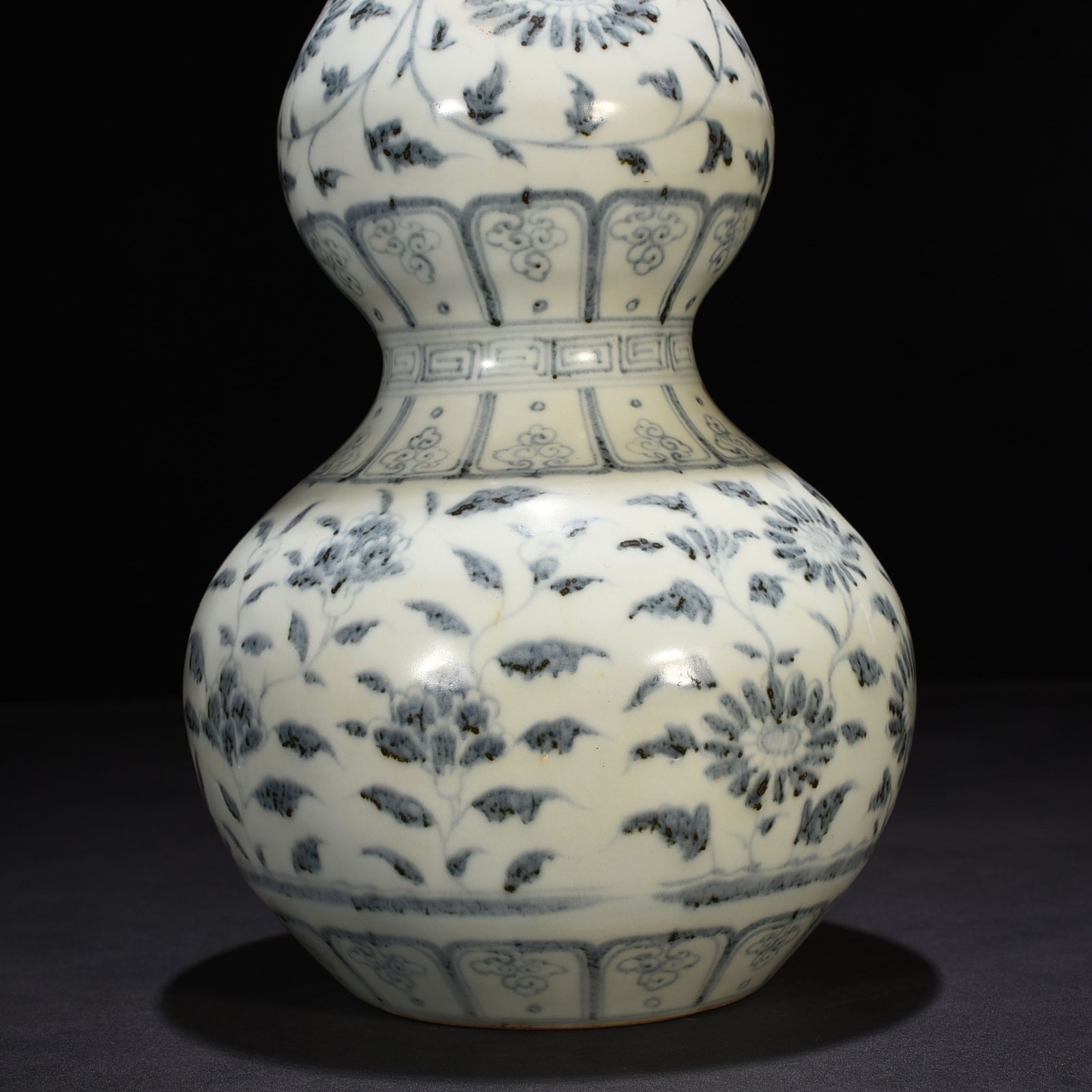 Ming Dynasty Hongwu blue and white gourd vase with intertwining branches and florals