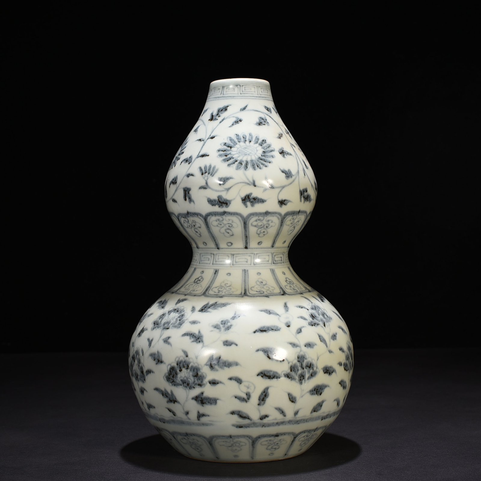Ming Dynasty Hongwu blue and white gourd vase with intertwining branches and florals