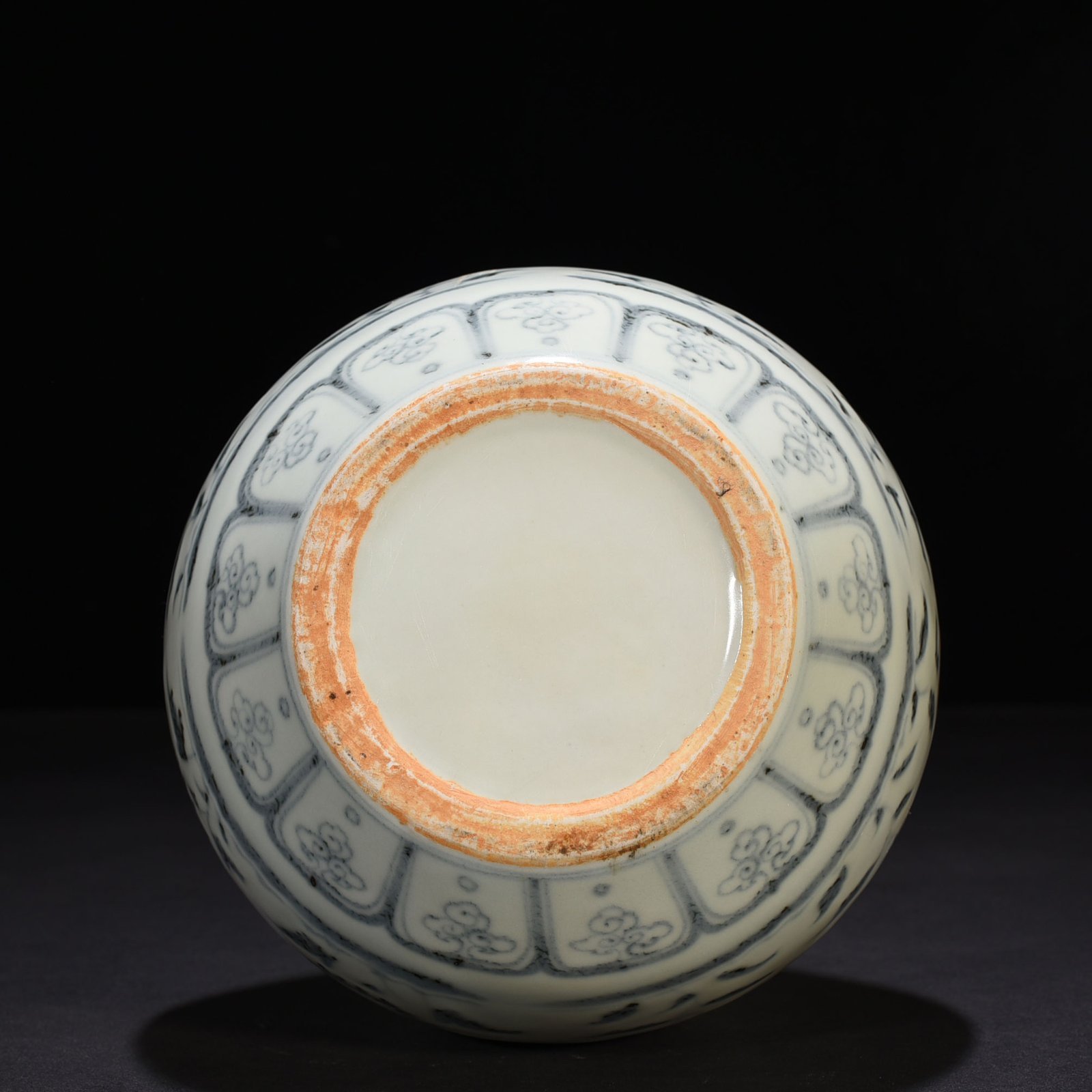 Ming Dynasty Hongwu blue and white gourd vase with intertwining branches and florals