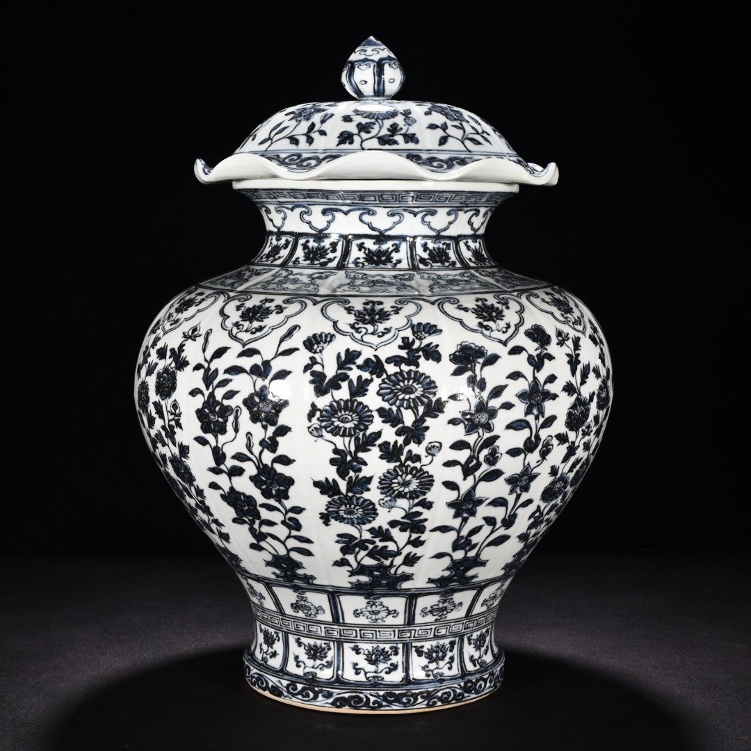 Ming Dynasty Hongwu blue and white flower lotus leaf covered jar