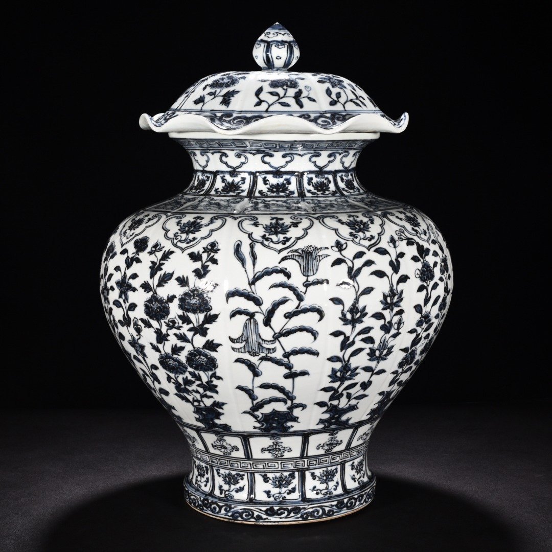 Ming Dynasty Hongwu blue and white flower lotus leaf covered jar