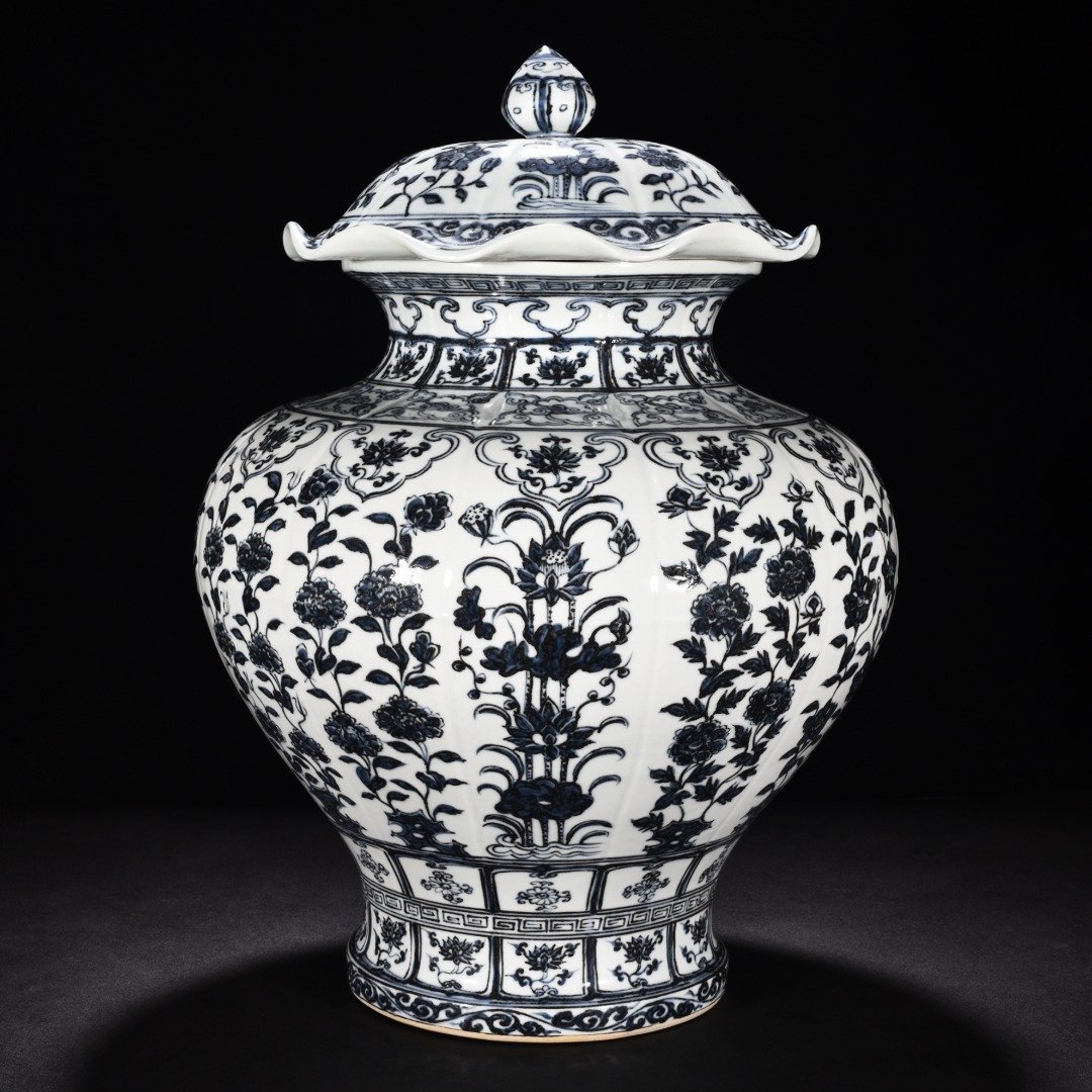Ming Dynasty Hongwu blue and white flower lotus leaf covered jar
