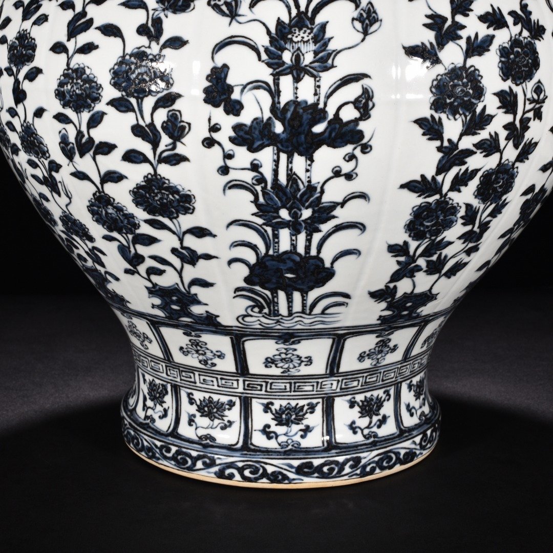 Ming Dynasty Hongwu blue and white flower lotus leaf covered jar