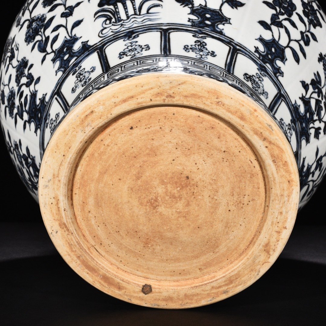Ming Dynasty Hongwu blue and white flower lotus leaf covered jar