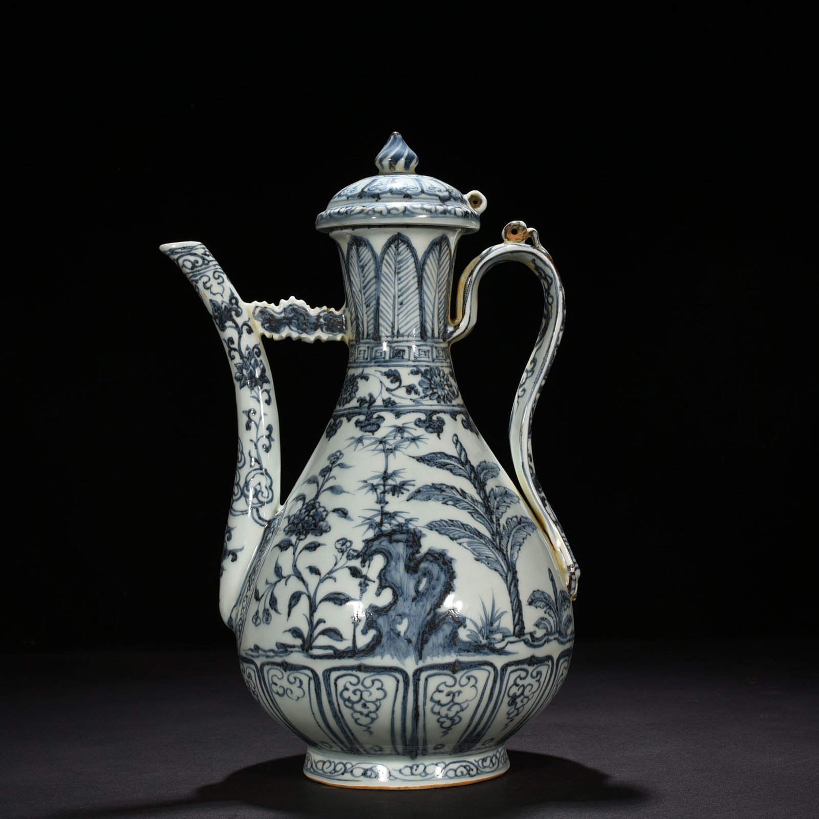 Ming Dynasty Hongwu blue and white floral banana leaf ewer