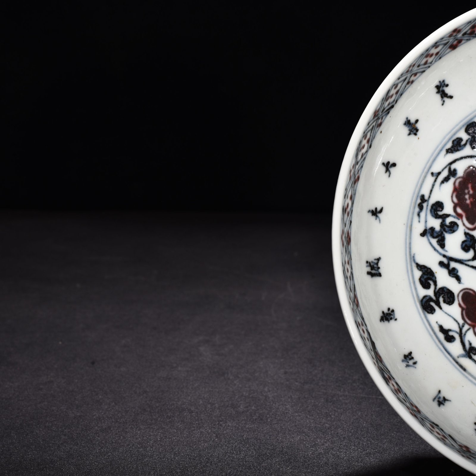 Ming Dynasty Hongwu blue and white underglaze red flower plate