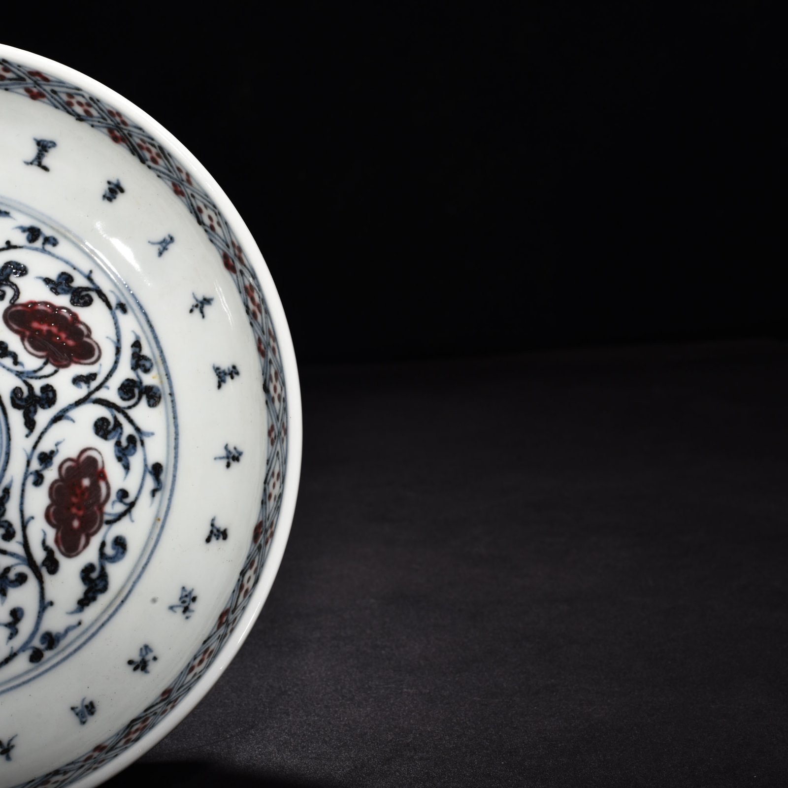 Ming Dynasty Hongwu blue and white underglaze red flower plate