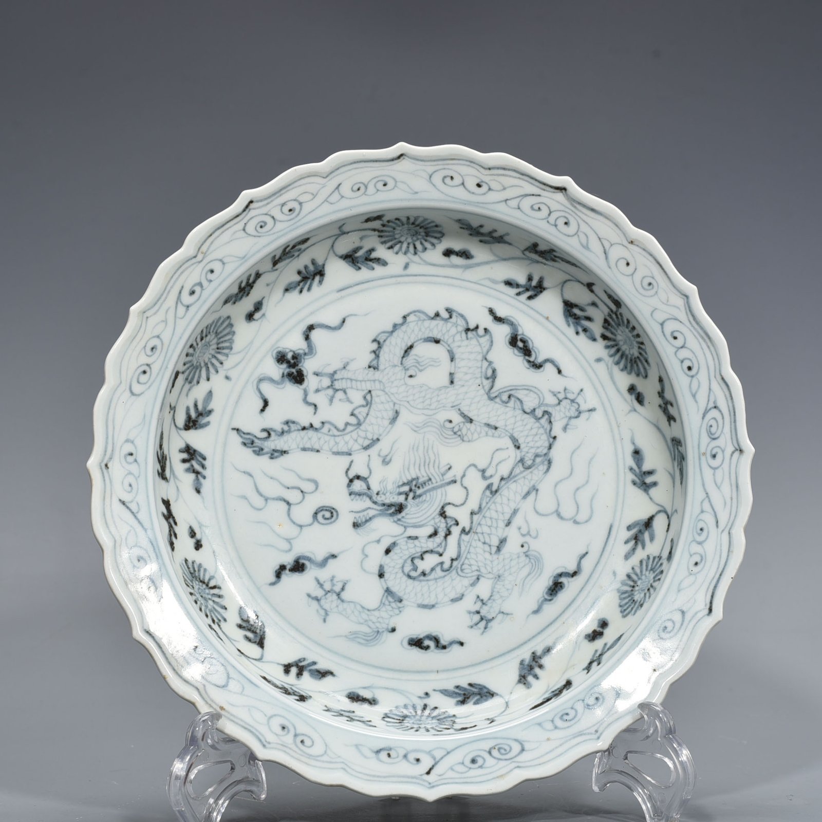 Ming Dynasty Hongwu blue and white dragon rhombus edge plate