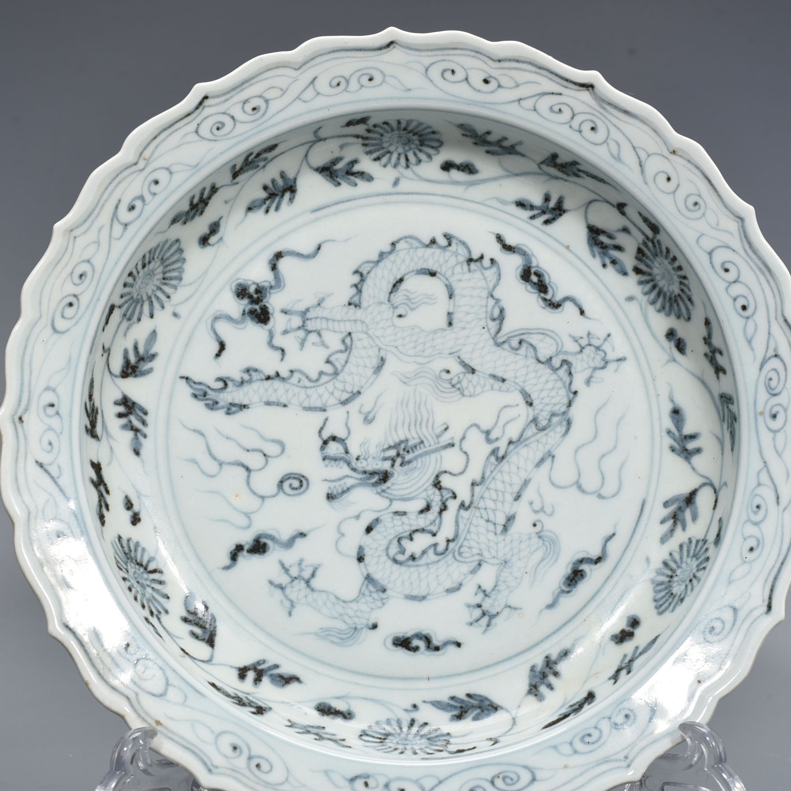 Ming Dynasty Hongwu blue and white dragon rhombus edge plate
