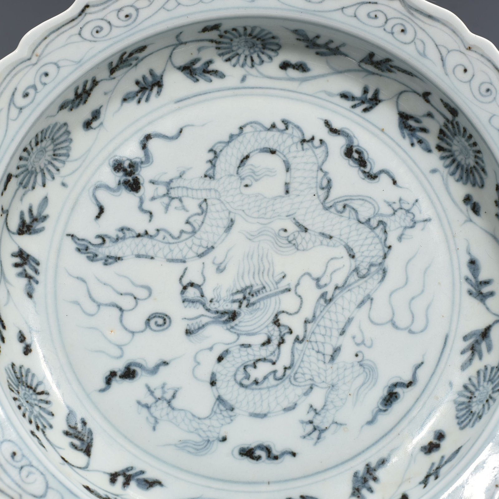 Ming Dynasty Hongwu blue and white dragon rhombus edge plate