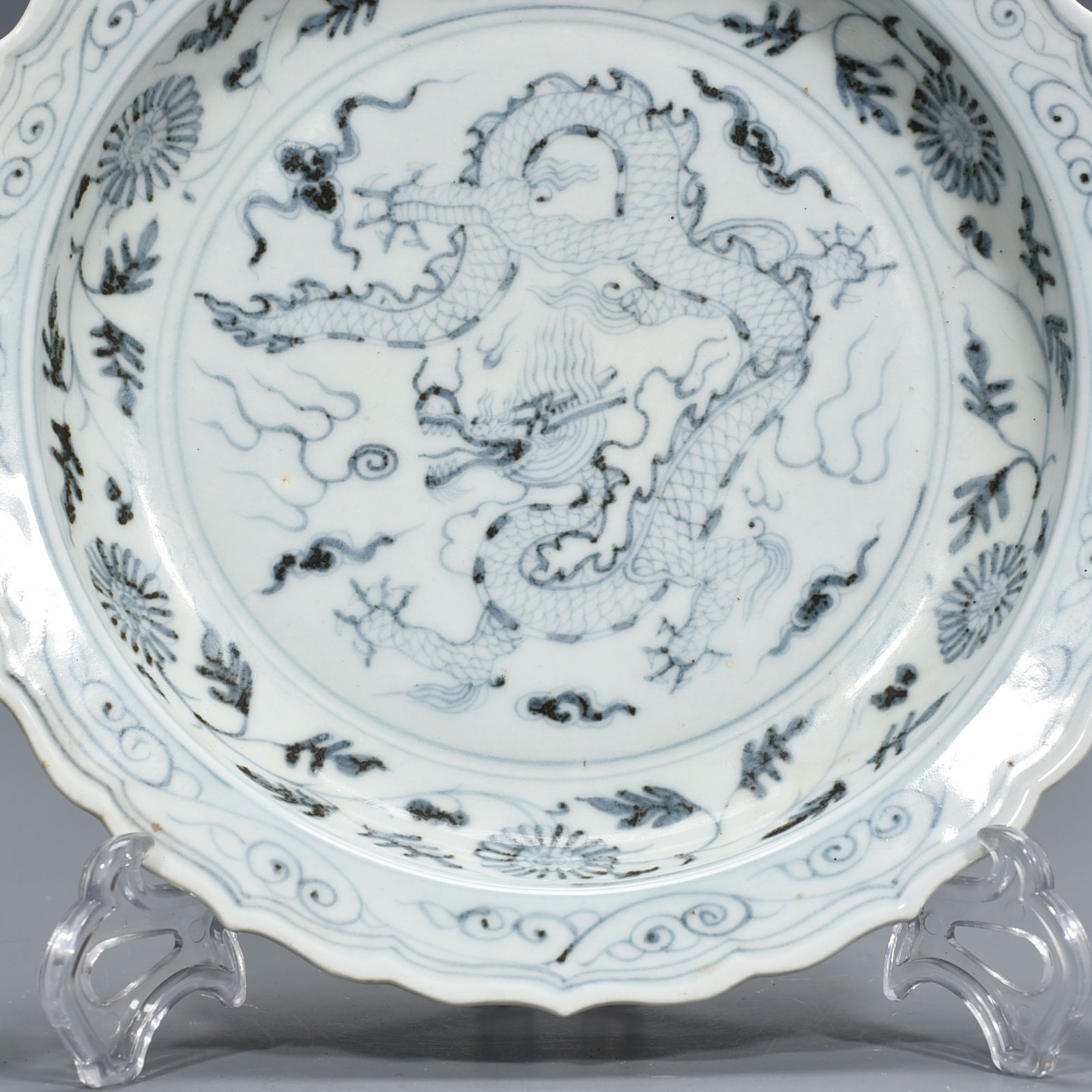 Ming Dynasty Hongwu blue and white dragon rhombus edge plate