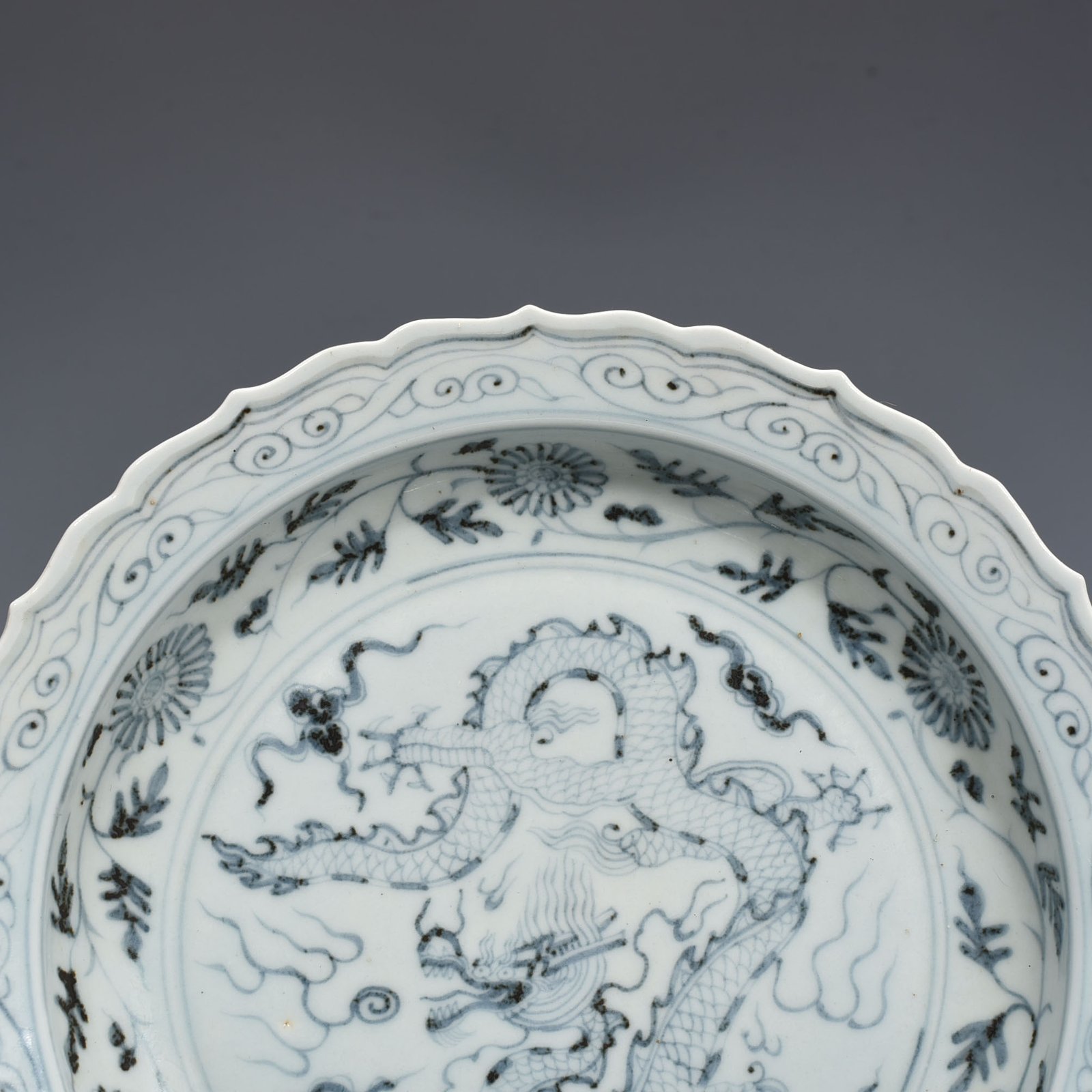 Ming Dynasty Hongwu blue and white dragon rhombus edge plate