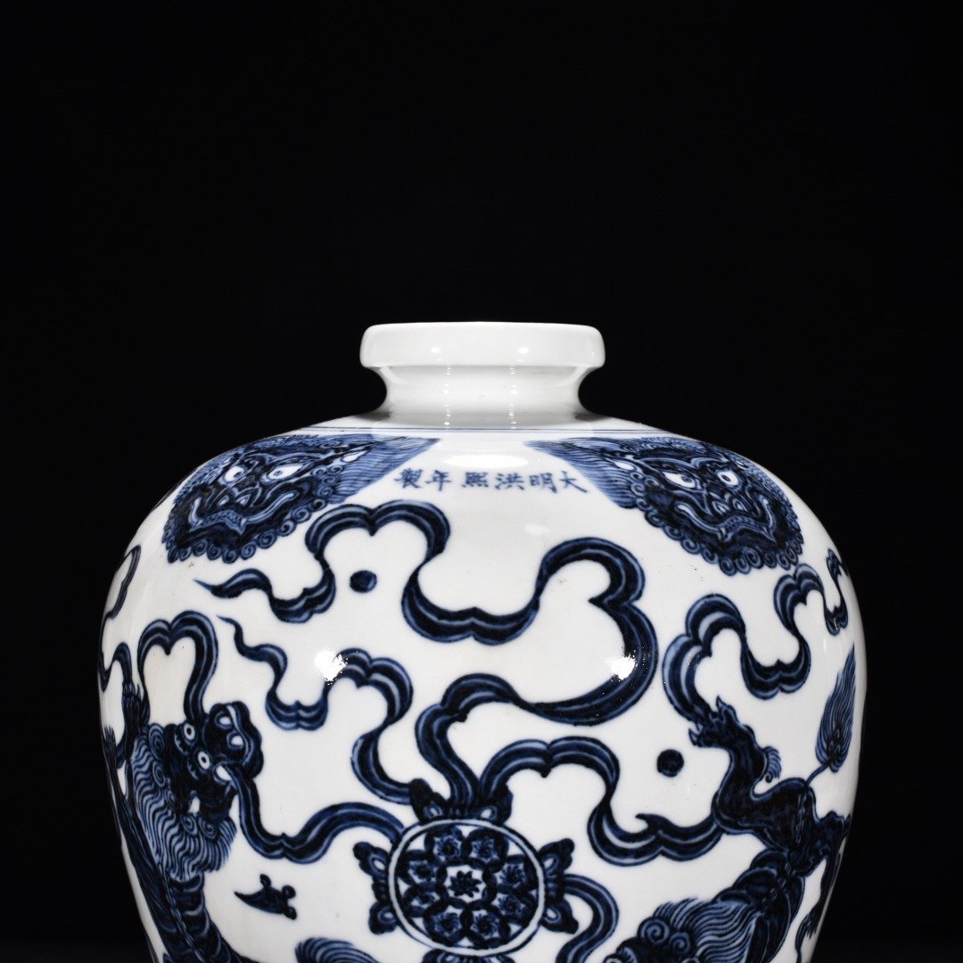 Ming Dynasty Hongxi blue and white lion hydrangea plum vase