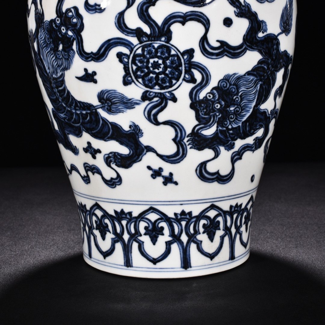 Ming Dynasty Hongxi blue and white lion hydrangea plum vase