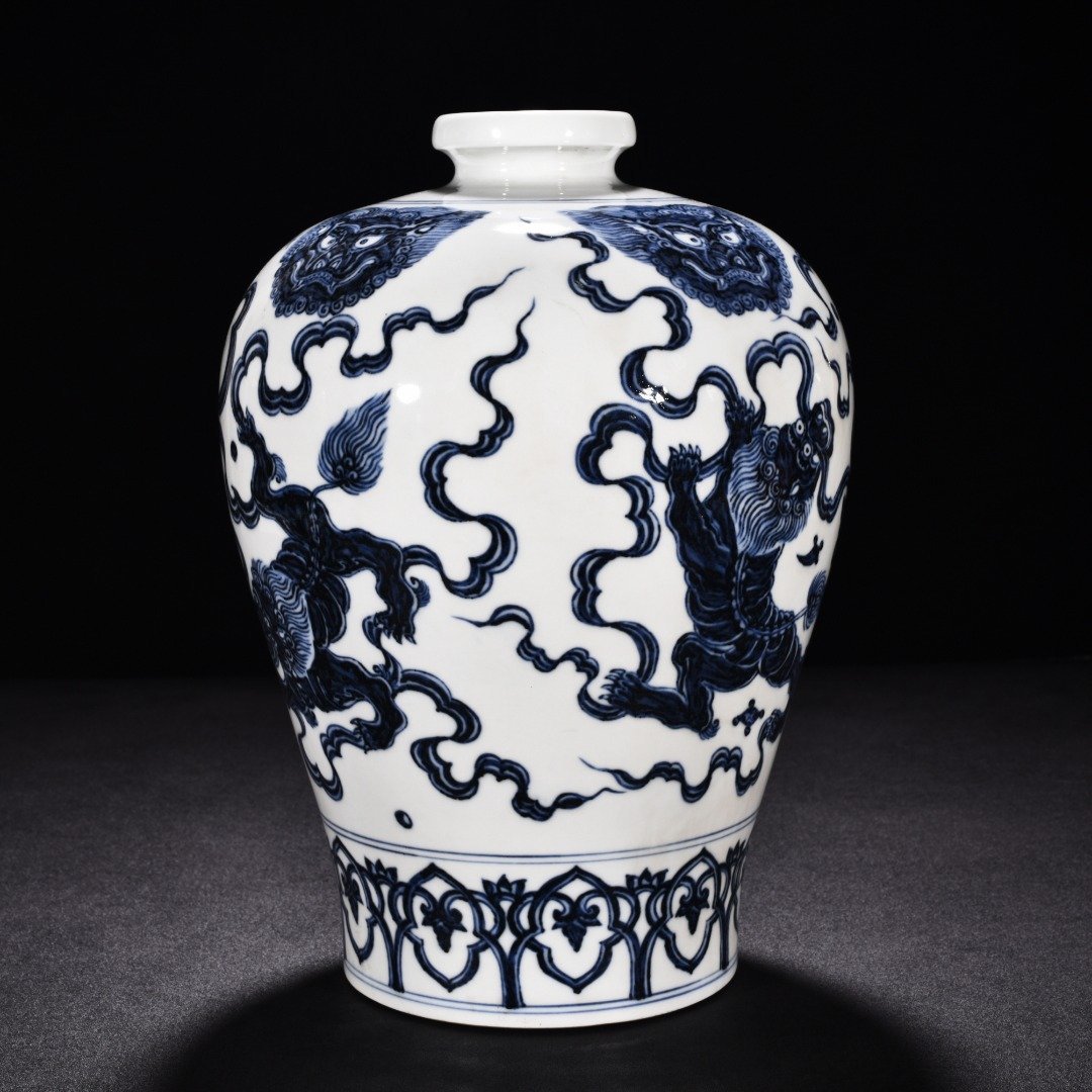 Ming Dynasty Hongxi blue and white lion hydrangea plum vase