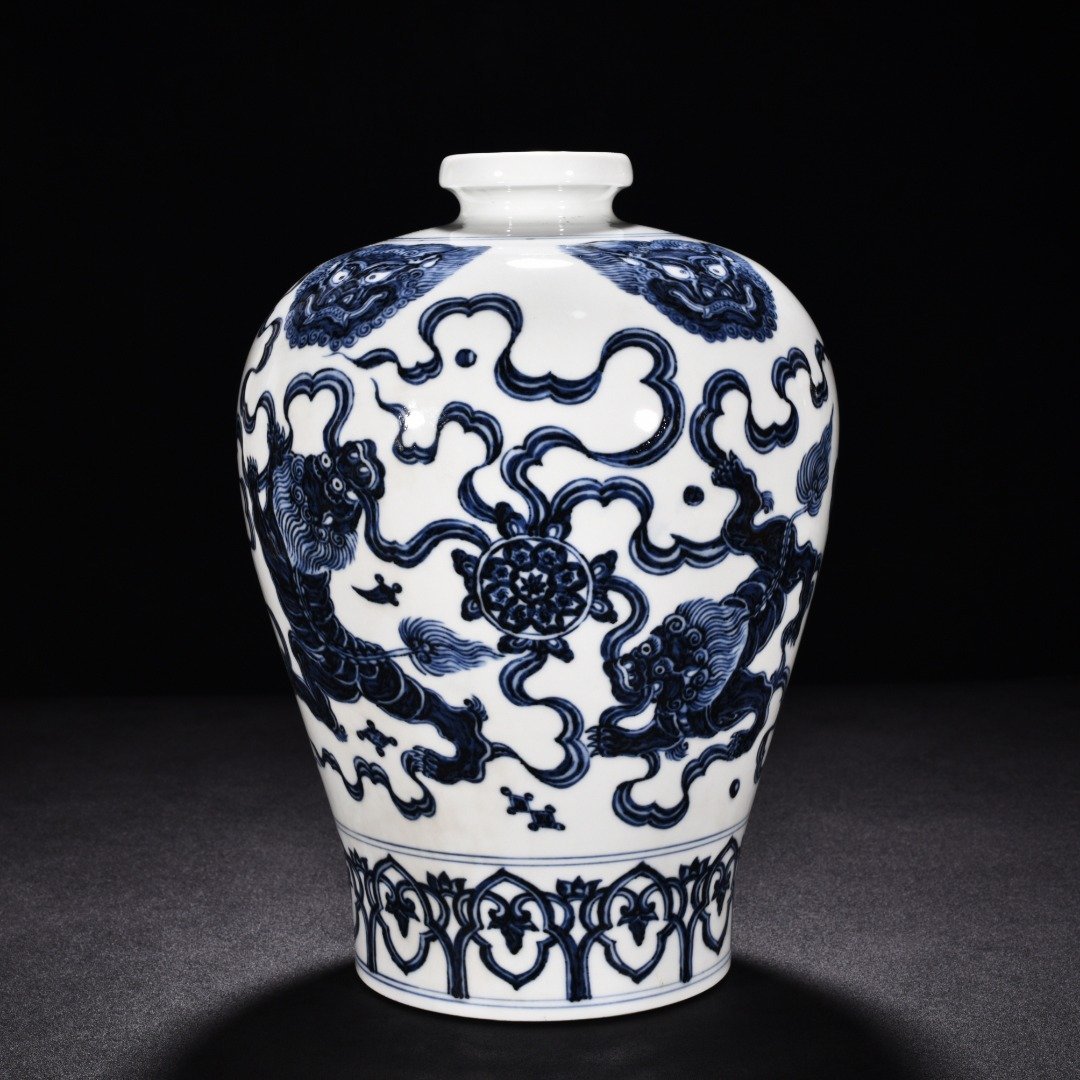 Ming Dynasty Hongxi blue and white lion hydrangea plum vase