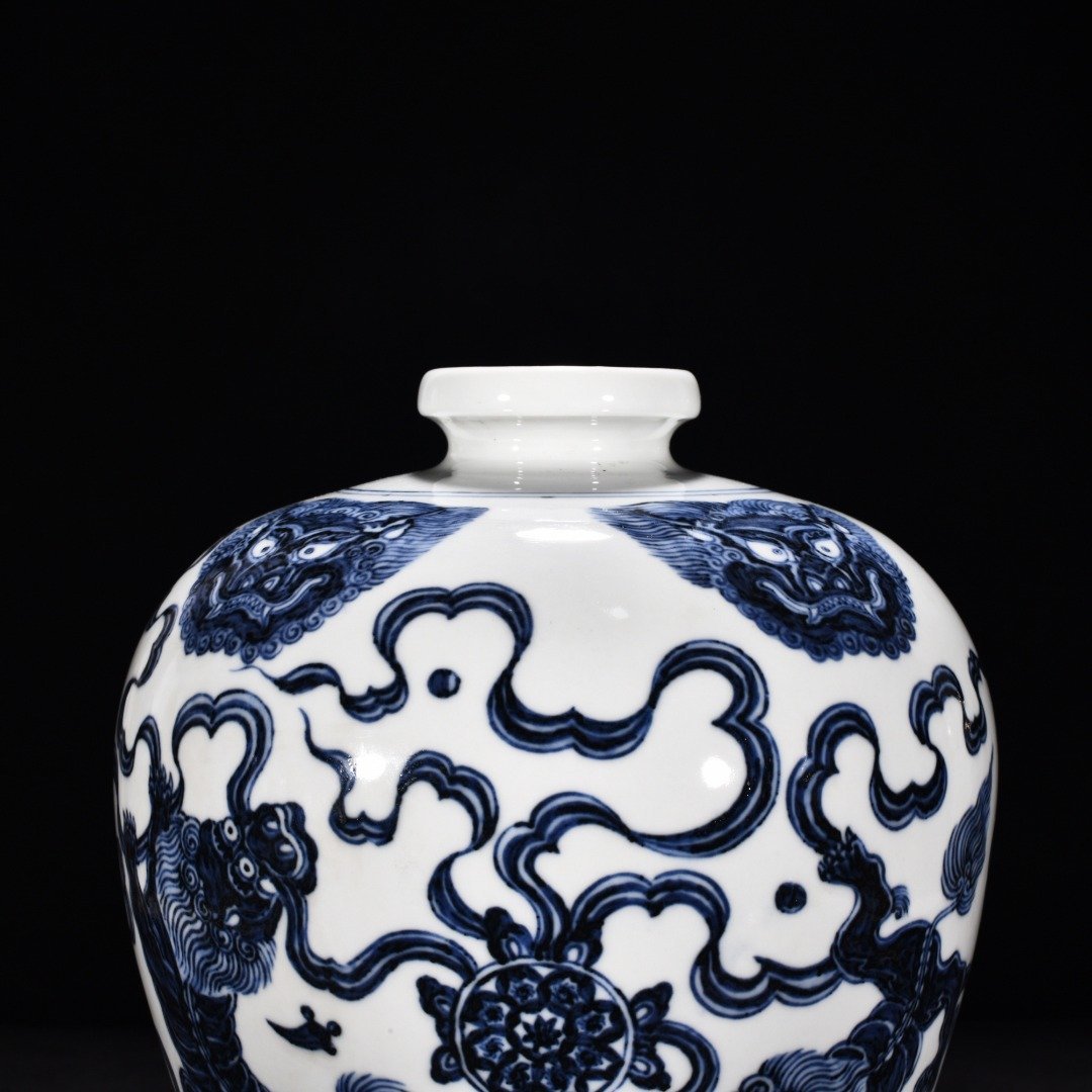 Ming Dynasty Hongxi blue and white lion hydrangea plum vase