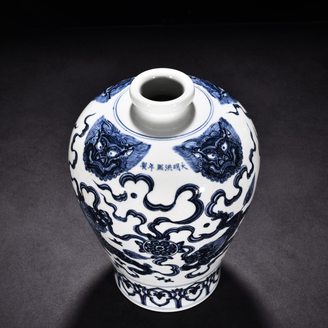 Ming Dynasty Hongxi blue and white lion hydrangea plum vase
