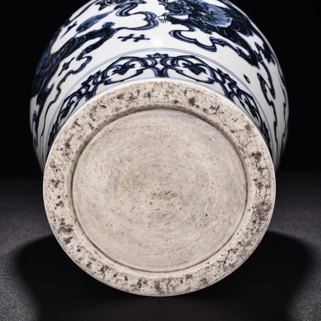 Ming Dynasty Hongxi blue and white lion hydrangea plum vase