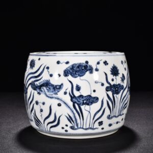 Ming Dynasty Hongxi blue and white fish and algae cricket jar